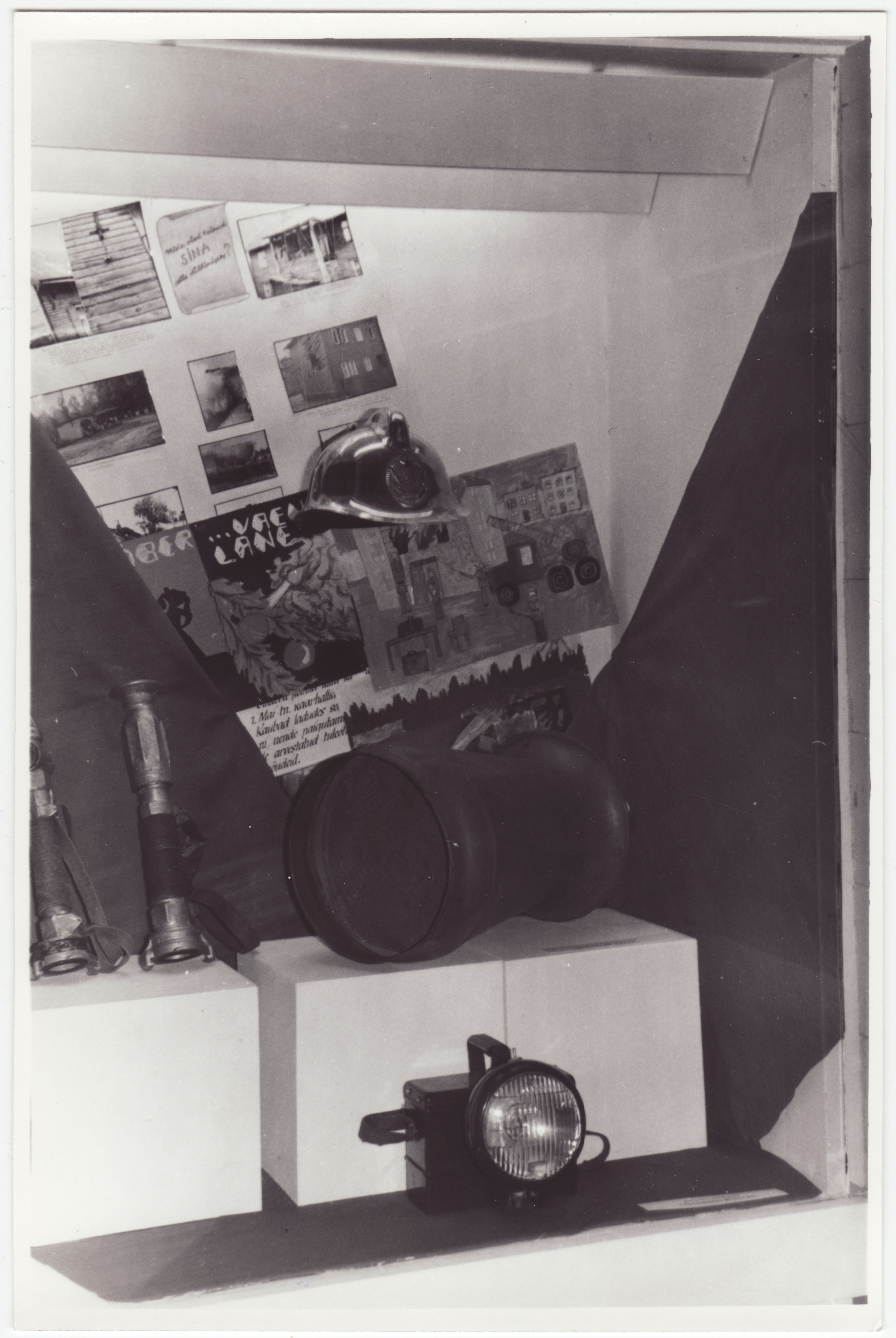 Tuletõrjeteemaline näitus Tartu Linnamuuseumis: tuletõrjevahendeid, 1984.a.