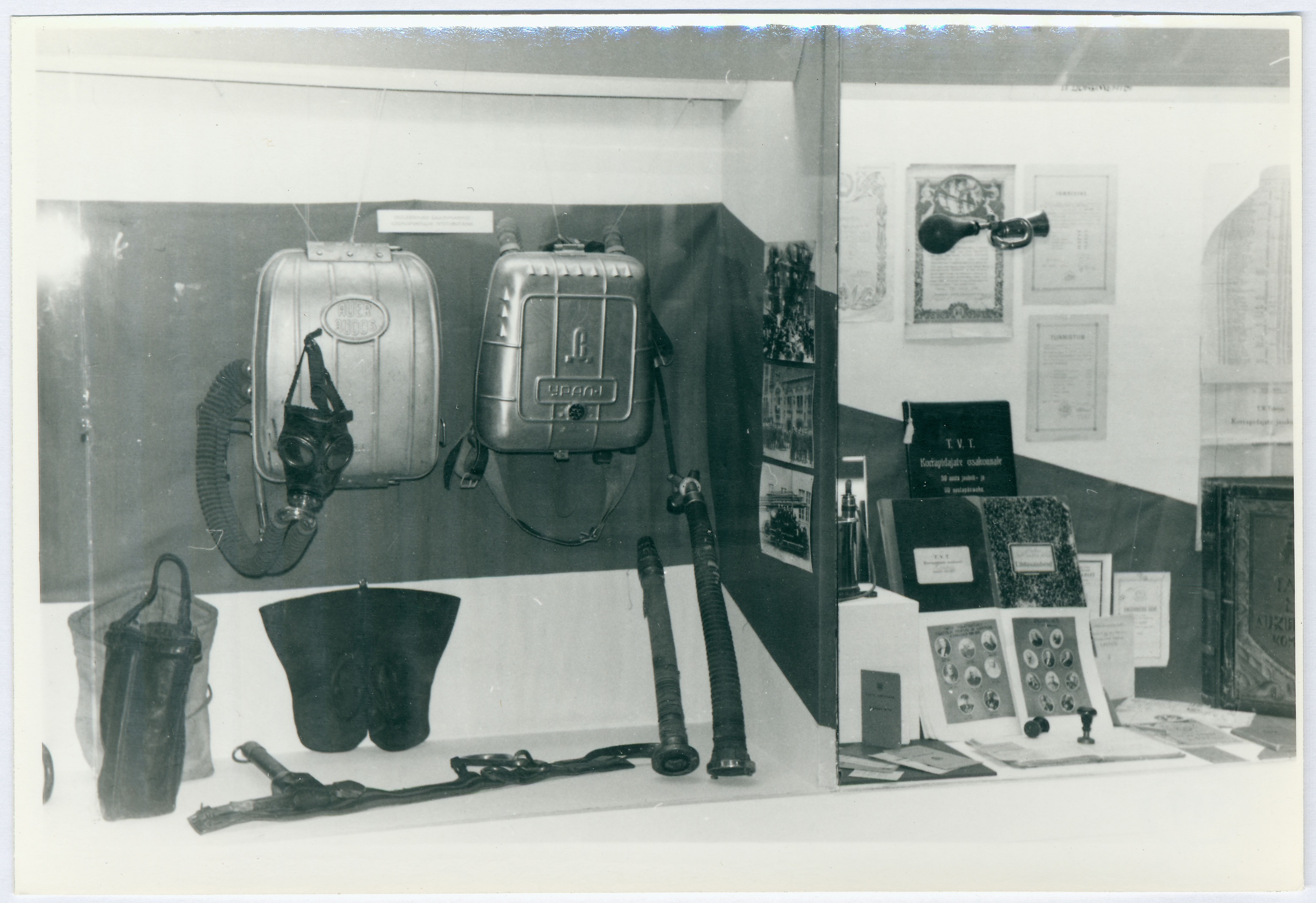 Tuletõrjeteemaline näitus Tartu Linnamuuseumis: mitmesuguseid tuletõrjevahendeid, 1984.a.
