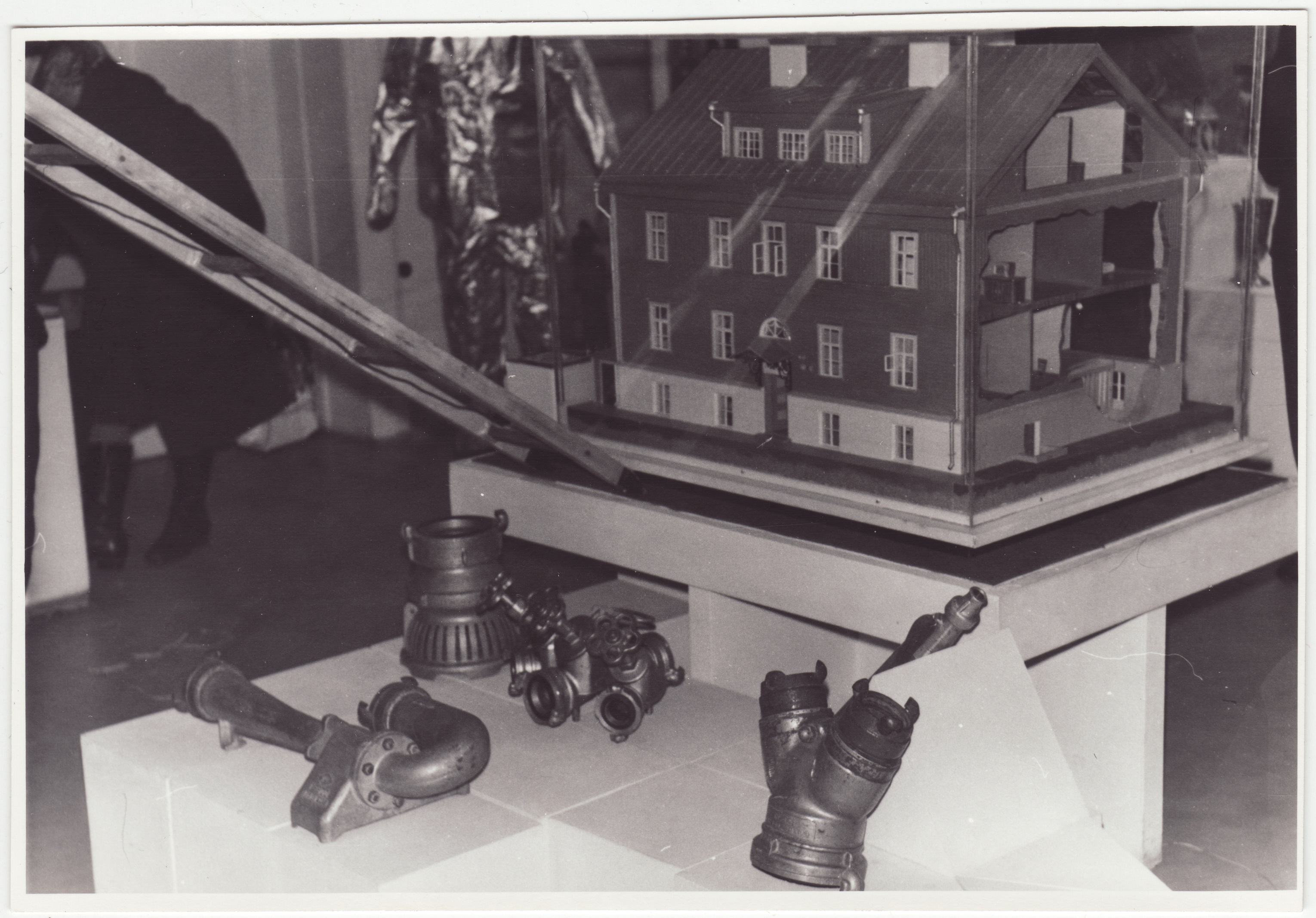 Tuletõrjeteemaline näitus Tartu Linnamuuseumis: mitmesuguseid tuletõrjevahendeid, 1984.a.