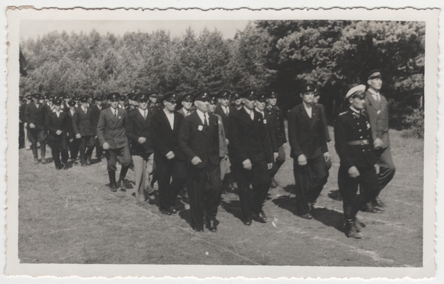 Tartumaa tuletõrje brigaadi õppelaager Elvas, tuletõrjujate kolonn marssimas