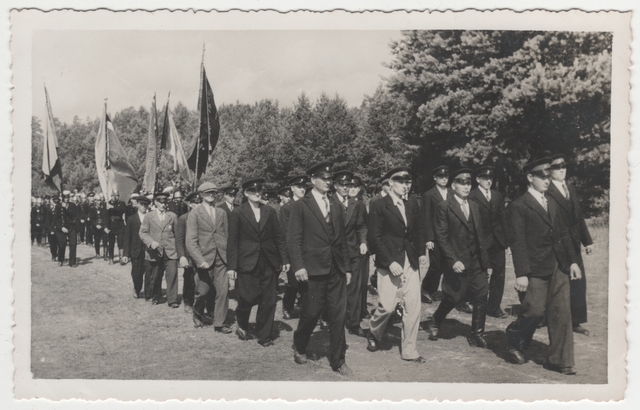 Tartumaa tuletõrje brigaadi õppelaager Elvas, tuletõrjujate kolonn marssimas