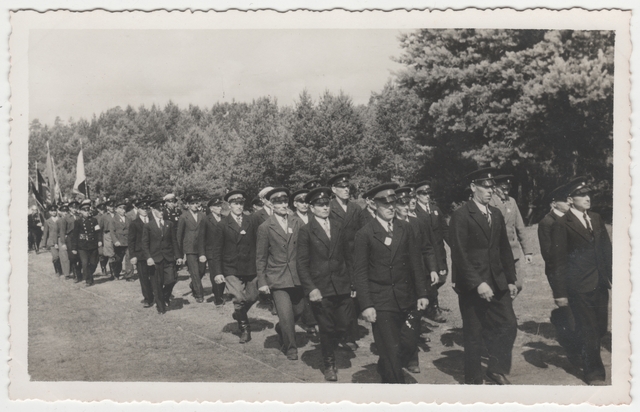 Tartumaa tuletõrje brigaadi õppelaager Elvas, tuletõrjujate kolonn marssimas