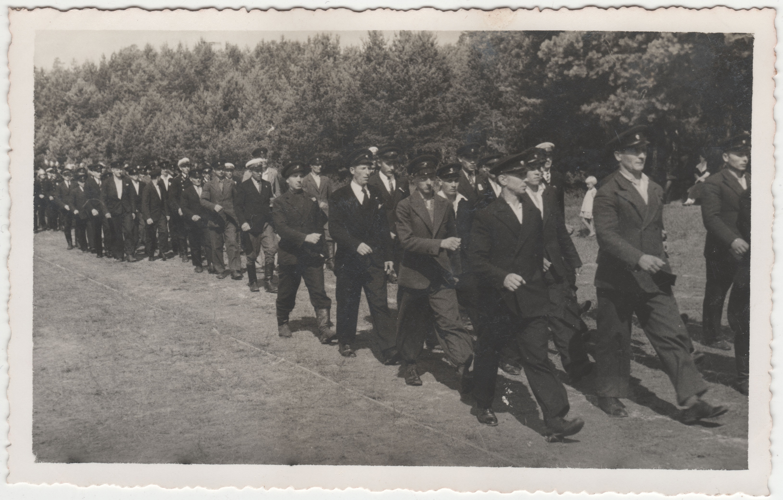 Tartumaa tuletõrje brigaadi õppelaager Elvas, tuletõrjujate kolonn marssimas