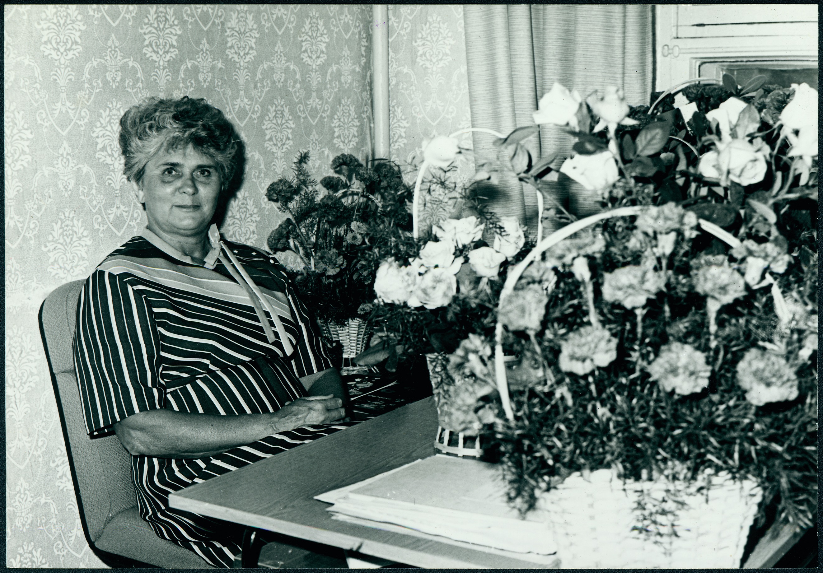 Eesti NSV Tuletõrjeühingu raamatupidaja Vaike Haruoja lillede keskel oma 55 sünnipäeval