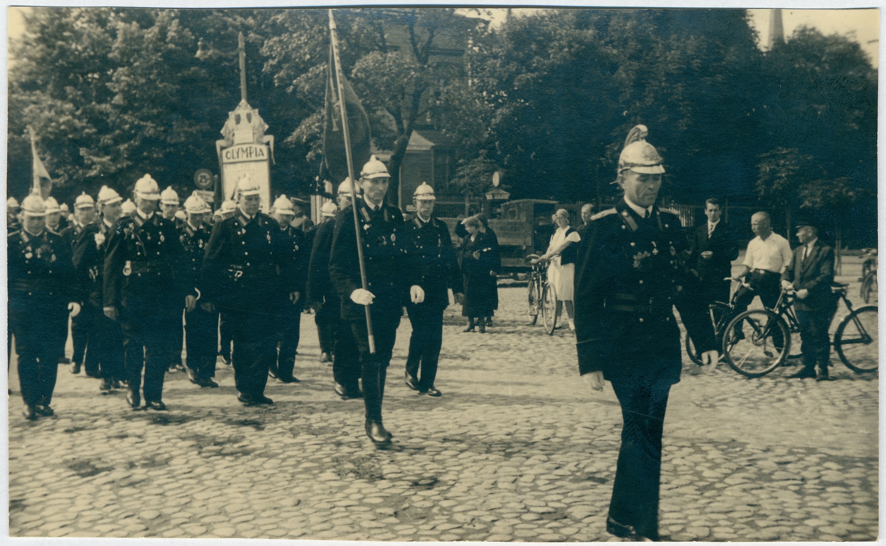 Mundris tuletõrjujad linnatänaval lippudega marssimas