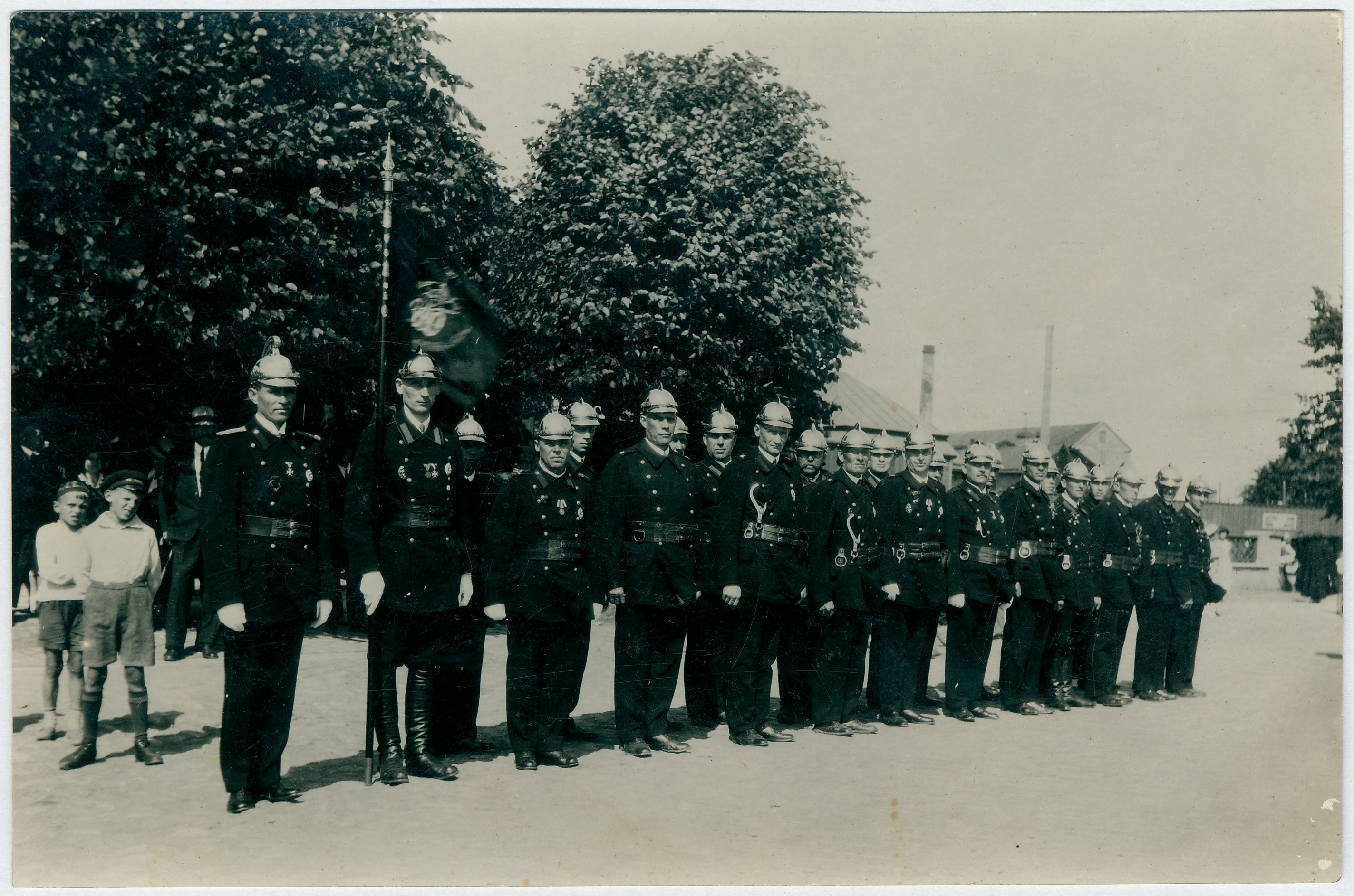 Mundris tuletõrjujate rivi lipuga