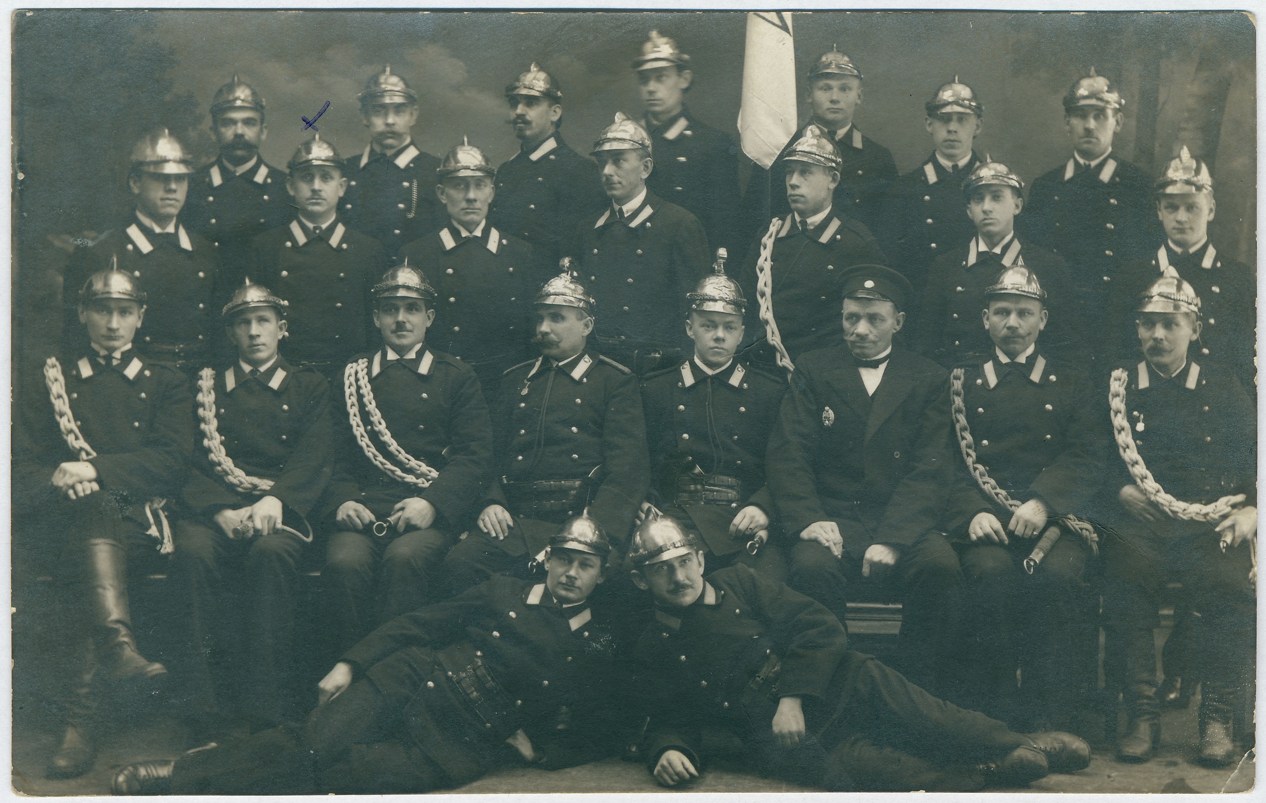 Tuletõrjemundris mehed ateljees