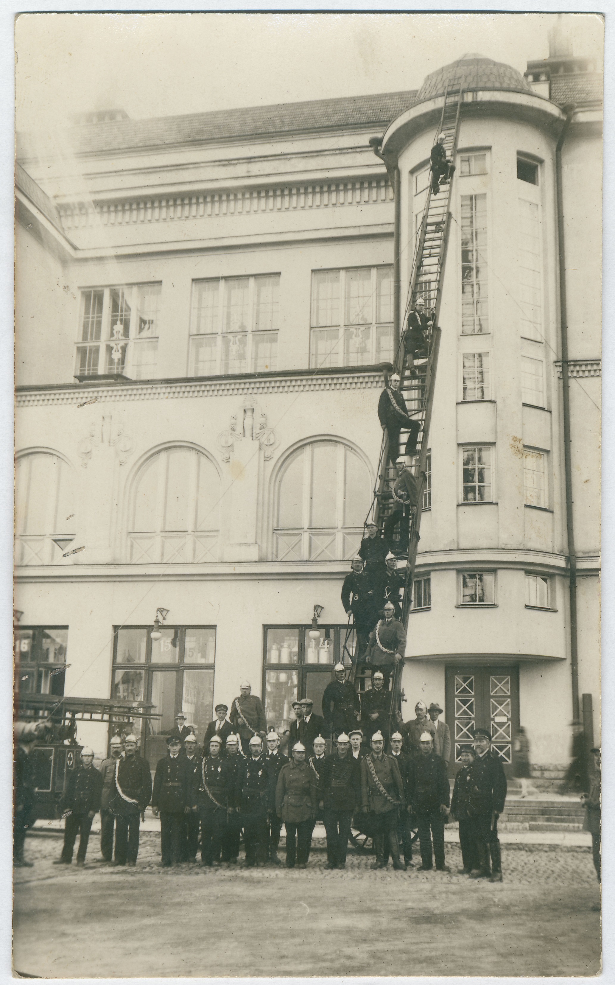 Rühm tuletõrjujaid seismas väljatõmmatud mehaanilise redeli ees ja redelil