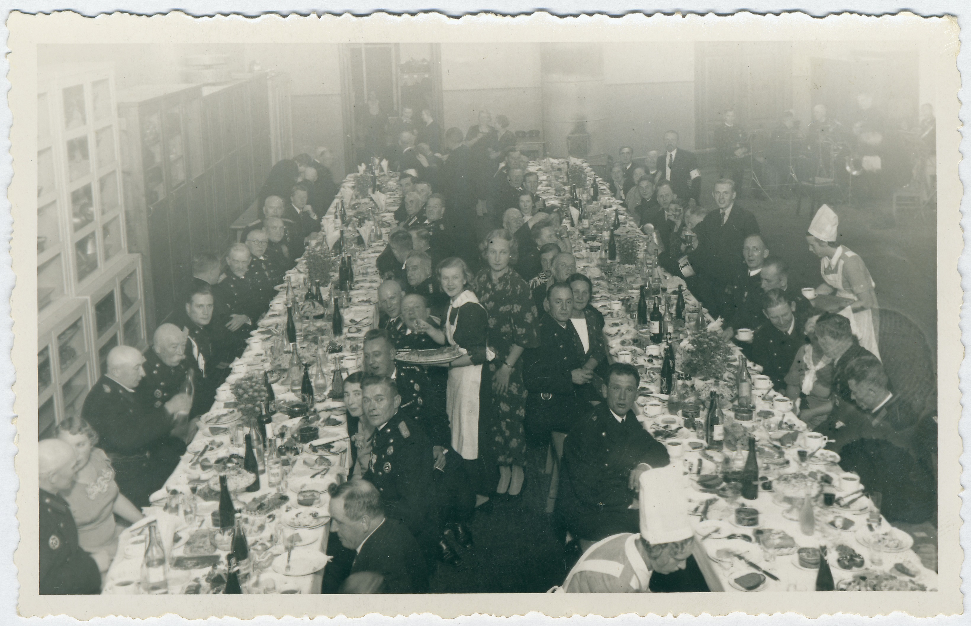 Tallinna VTÜ Ida divisioni II kompanii 1 rühma aastapäeva peolaud