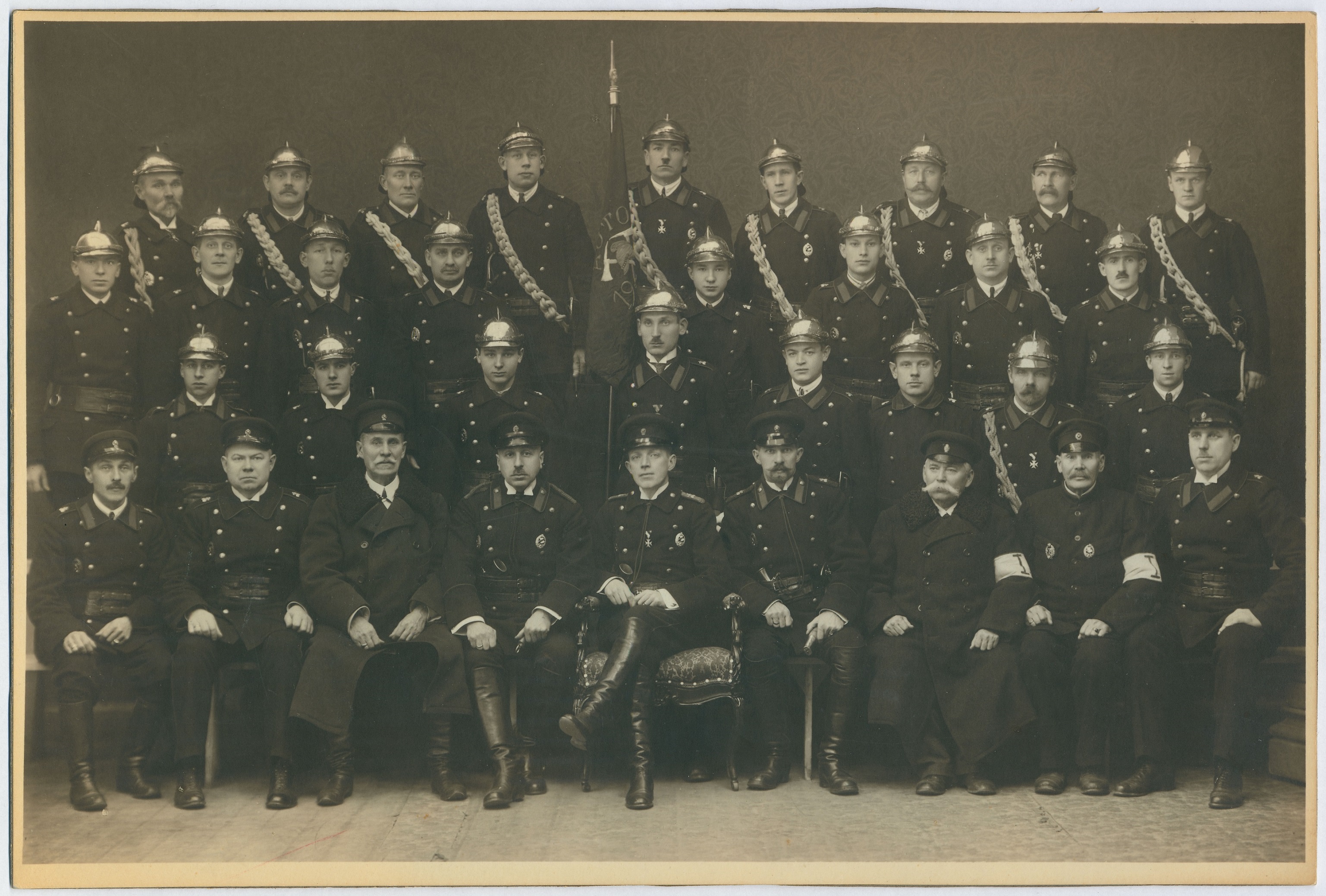 Vormiriietuses tuletõrjujad Tallinna VTÜ autojaoskonna lipuga