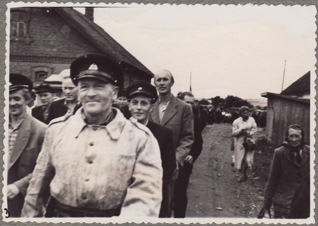 Tallinna Keskrajooni VTÜ meeskond tuletõrje rakendusspordivõistluste avadefileel