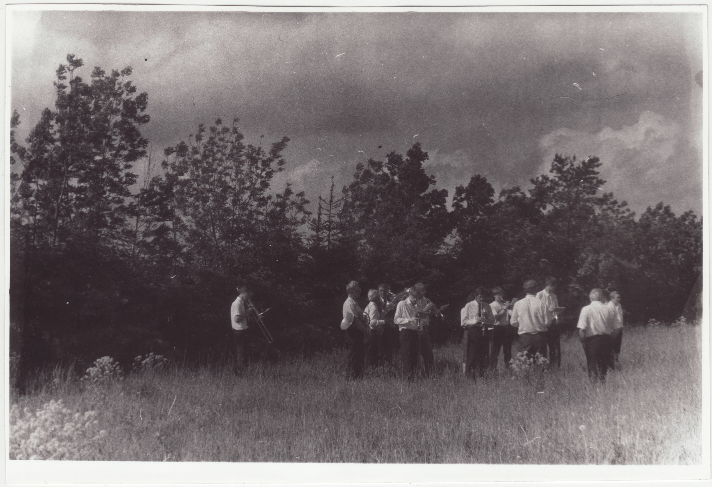 Narva Tuletõrjeühingu 125. aastapäeva tähistamine: Tallinna TÜ puhkpilliorkester harjutamas enne Narvat, 1997.a.