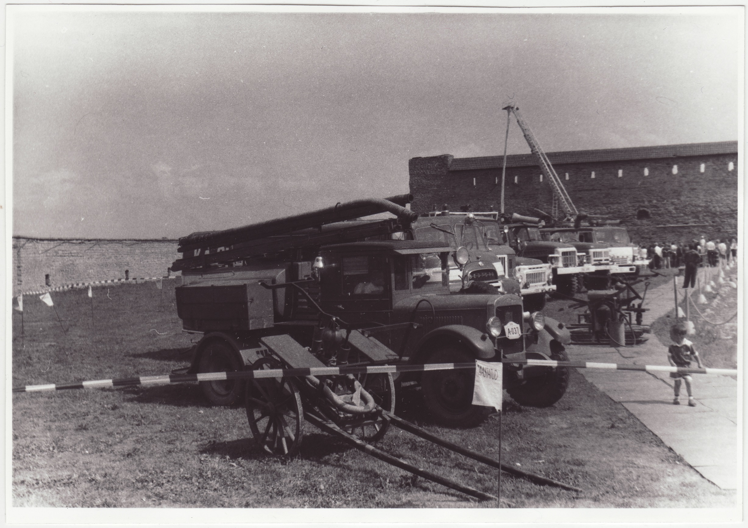 Narva Tuletõrjeühingu 125. aastapäeva tähistamine: tuletõrjetehnika näitusel - esiplaanil käsiprits, 1997.a.