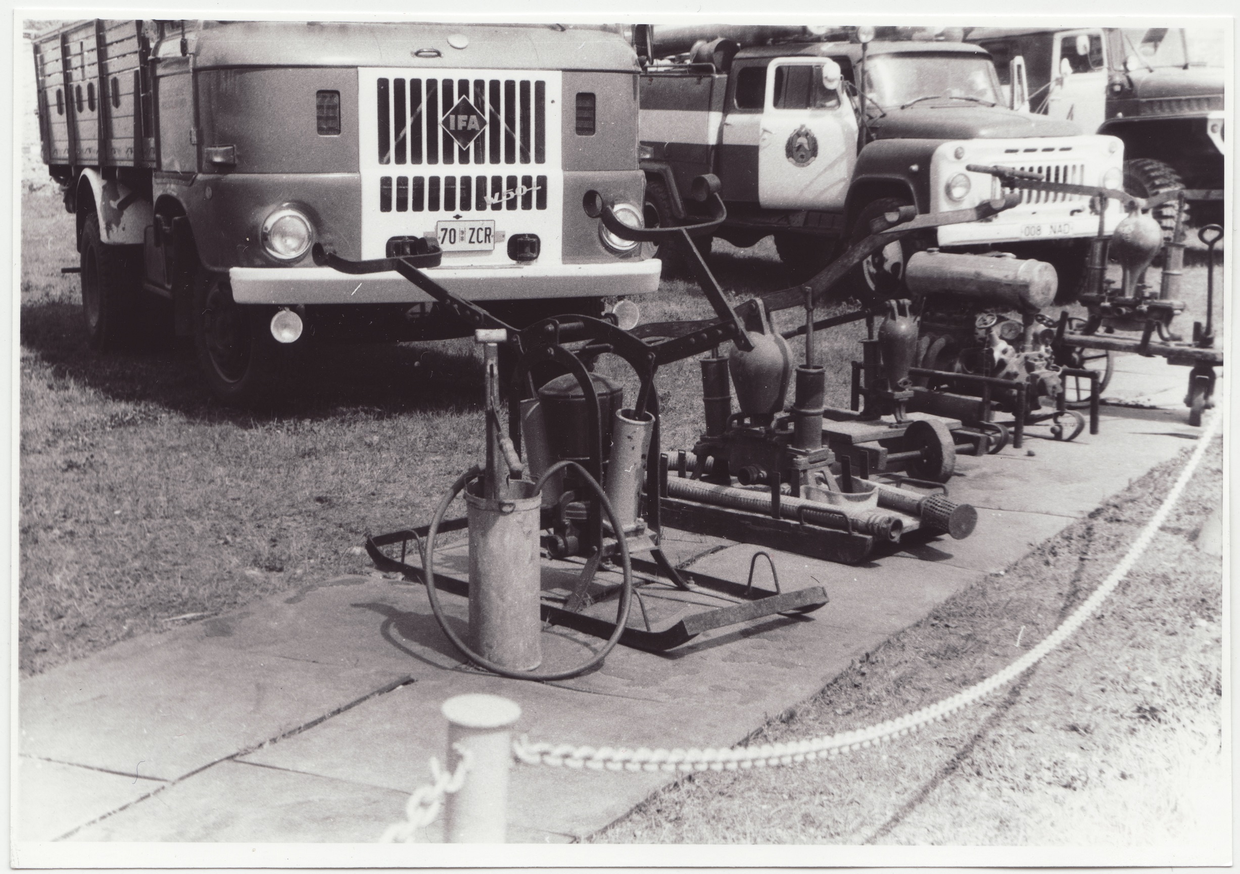 Narva Tuletõrjeühingu 125. aastapäeva tähistamine: tuletõrjetehnika näitusel - endisaegsed kustutusvahendid, 1997.a.