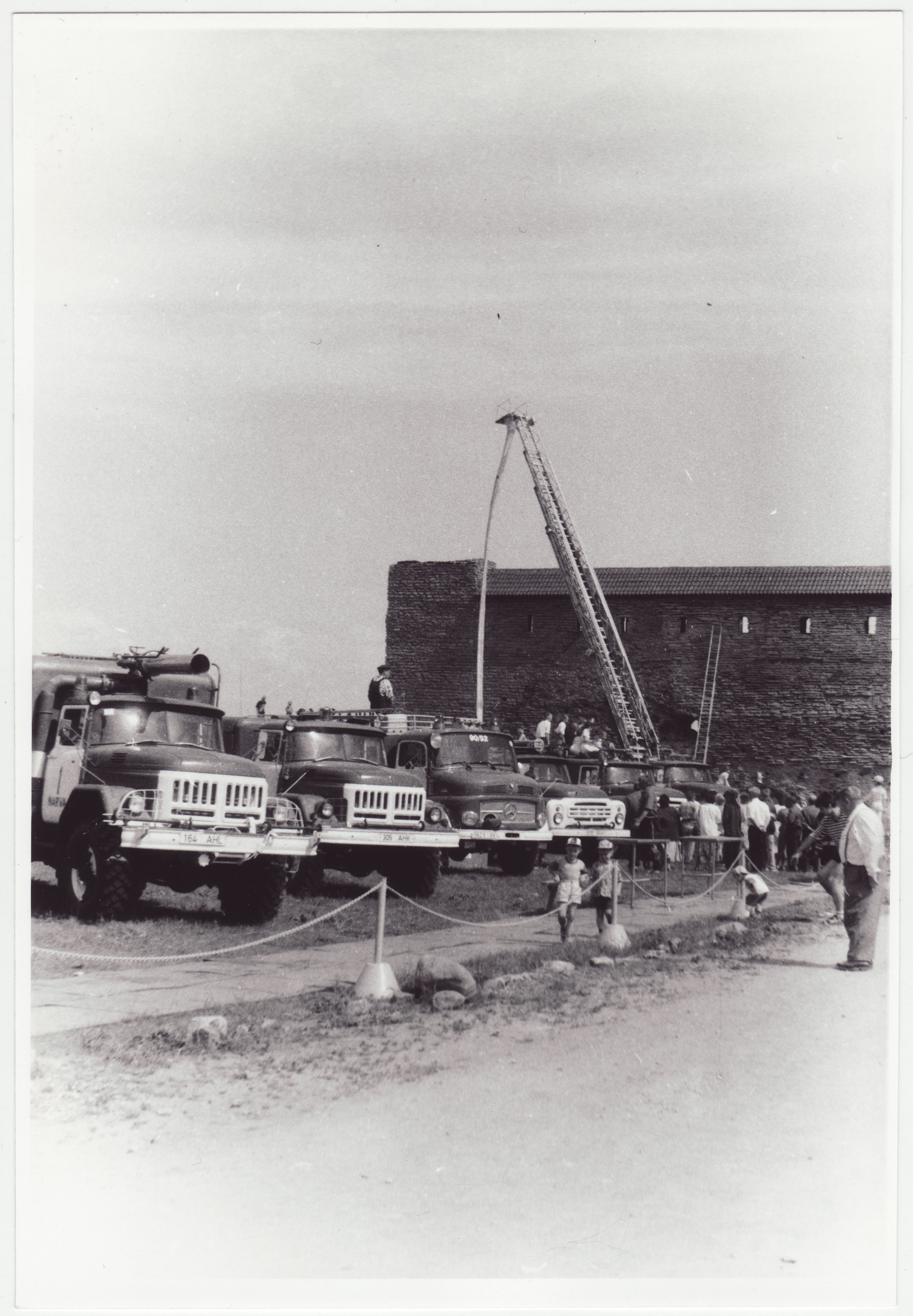 Narva Tuletõrjeühingu 125. aastapäeva tähistamine: tuletõrjetehnika näitusel - kaasaegsed tuletõrjeautod, 1997.a.