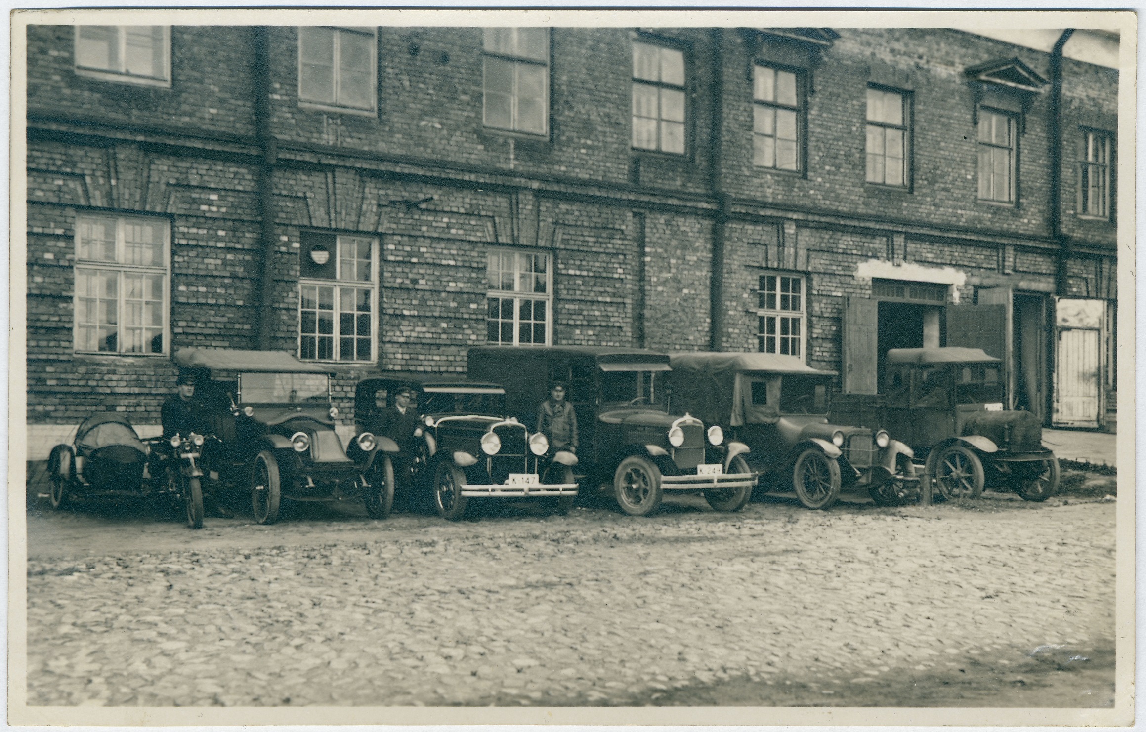 Autode rivi Rotermanni tehase hoone ees.