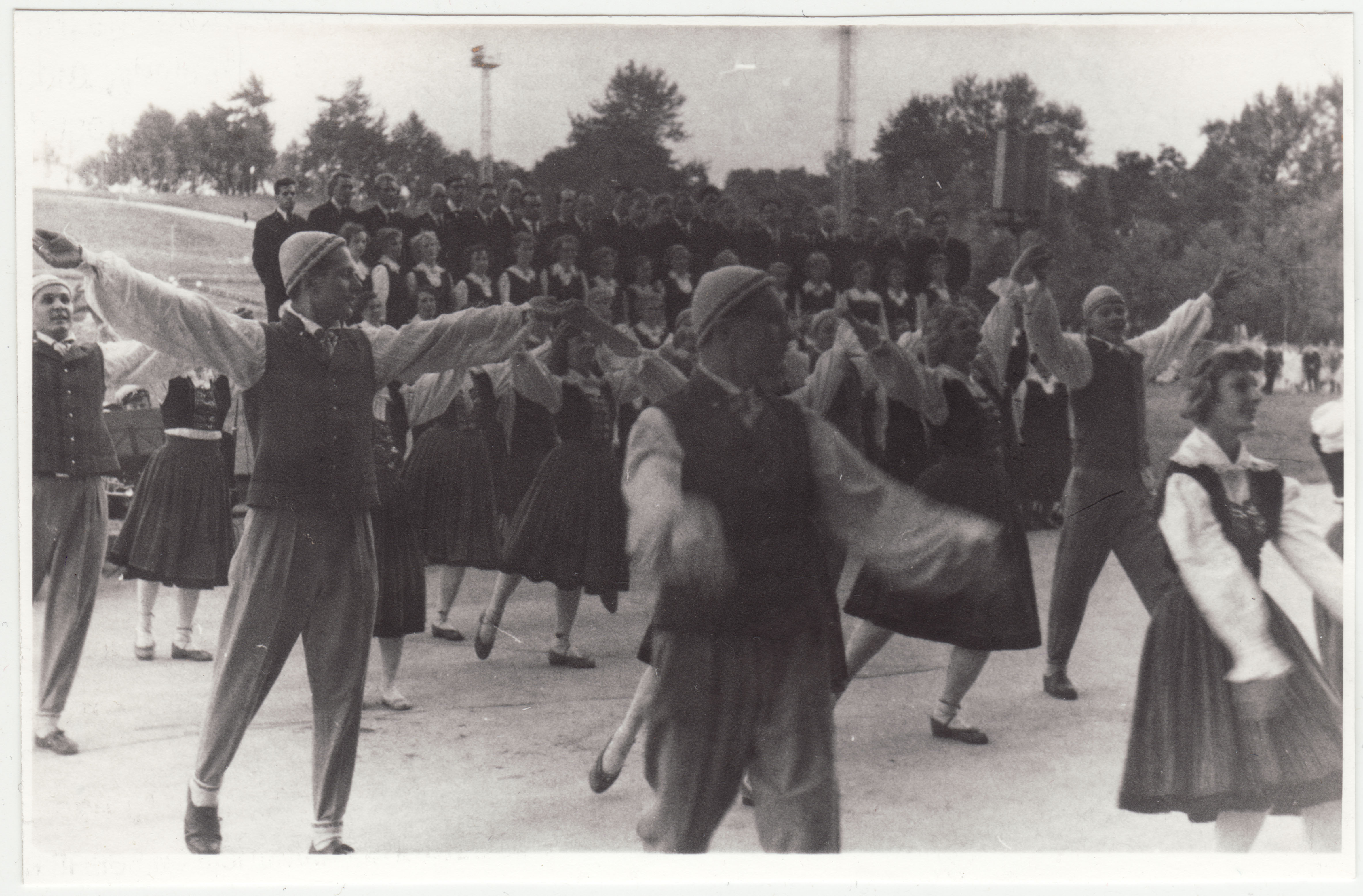 Tuletõrje propaganda õhtu lauluväljakul: rahvatantsijad esinemas, 1962.a.