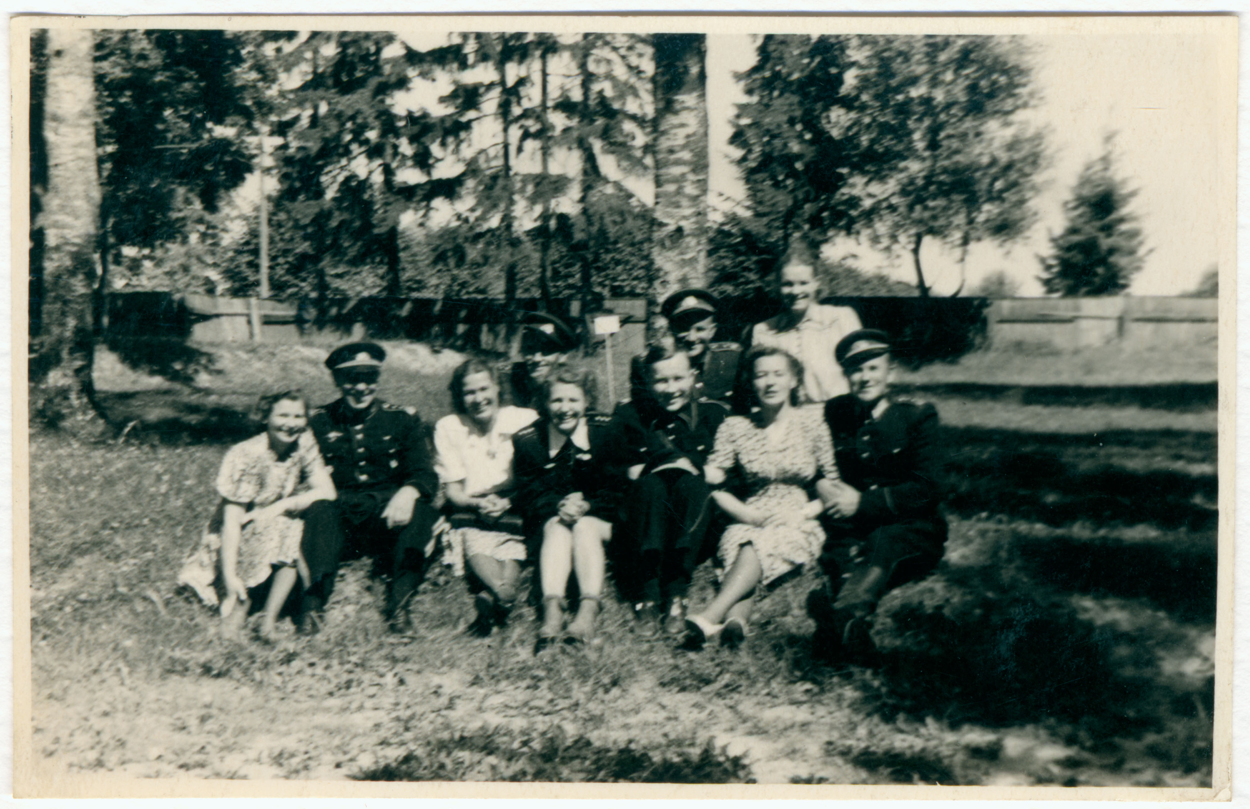 Tuletõrjevormis mehed ja heledates kleitides naised ekskursioonil Viljandis