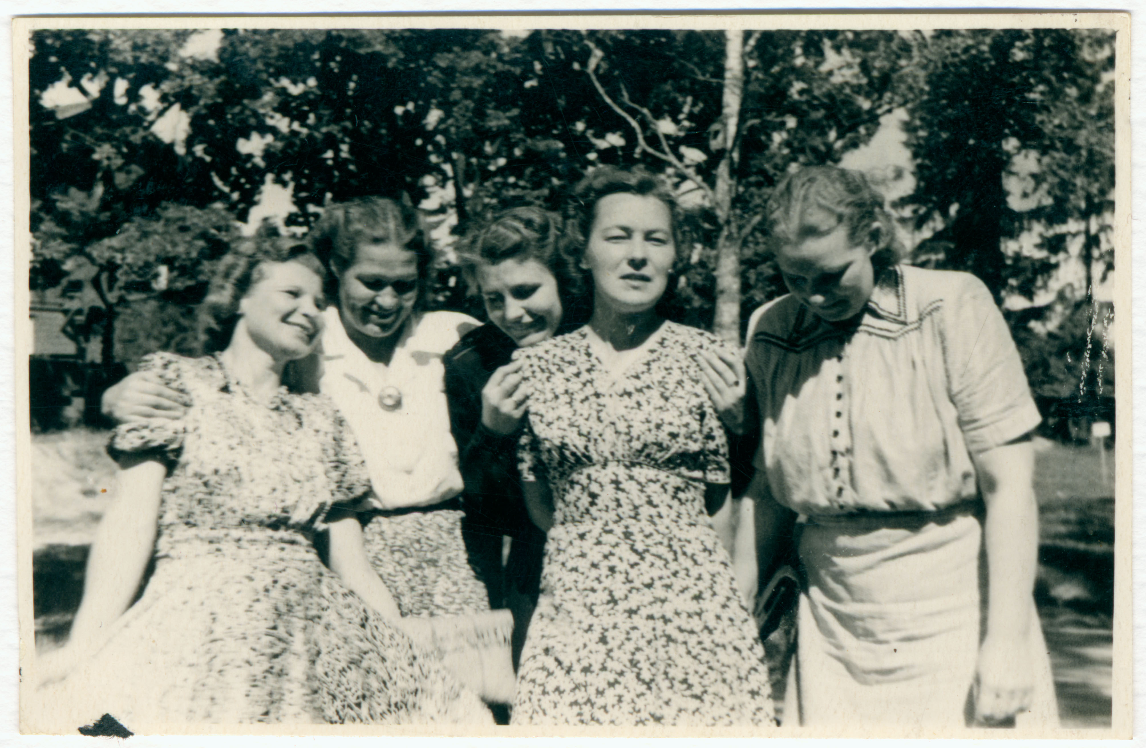 Heledates kleitides naised