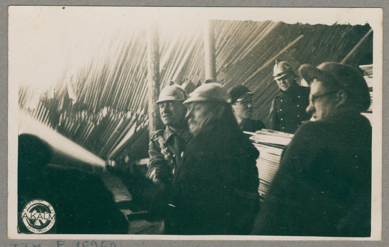 Tuletõrjujad Viktoria kastivabriku tulekahju kustutamisel