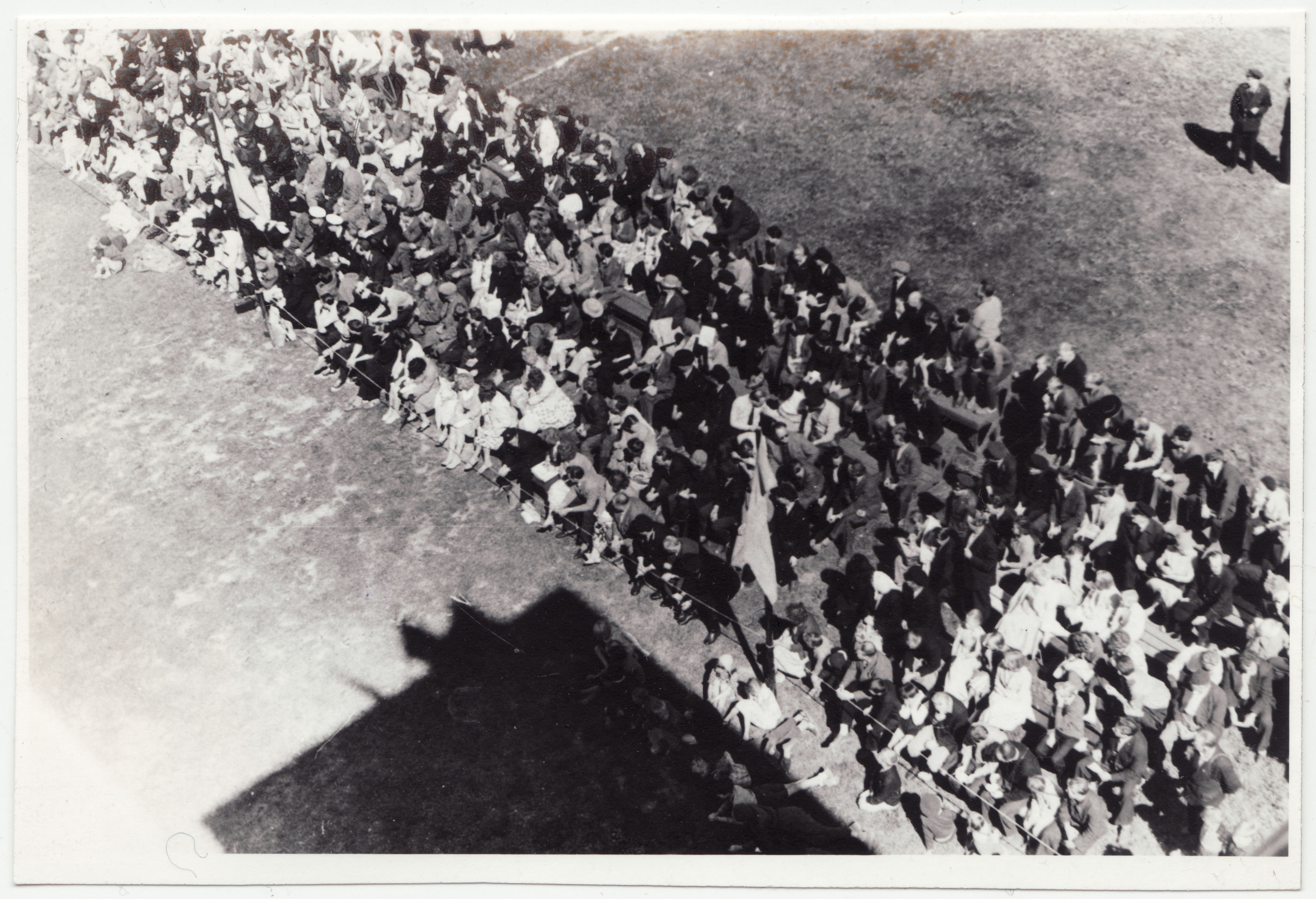 Balti liiduvabariikide II-tuletõrjevõistlused: pealtvaatajad jälgimas konksredeliga ronimist, 1962.a.