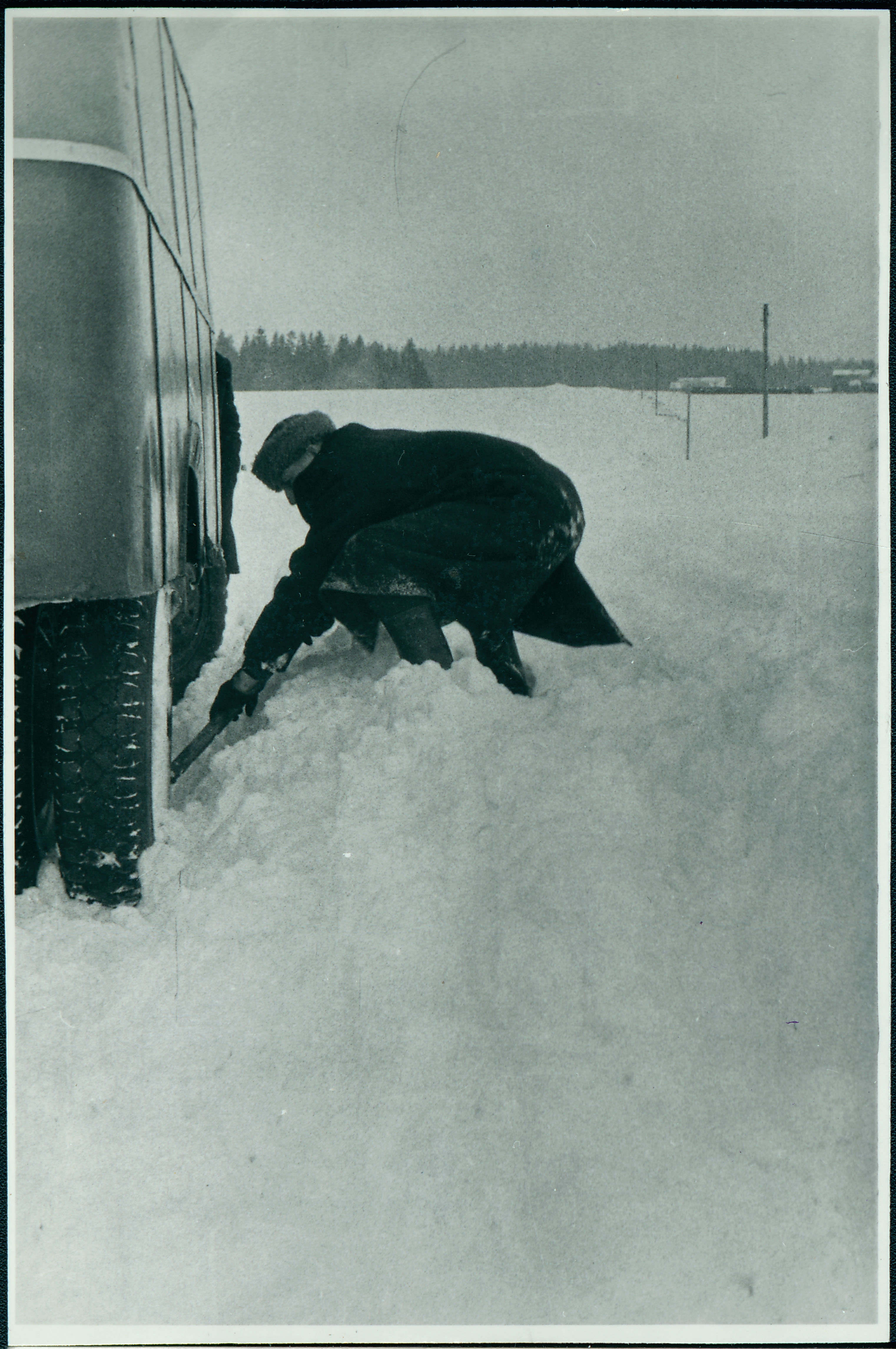 Kuno Tiiksaar autot lumest välja kaevamas, 1958.a.