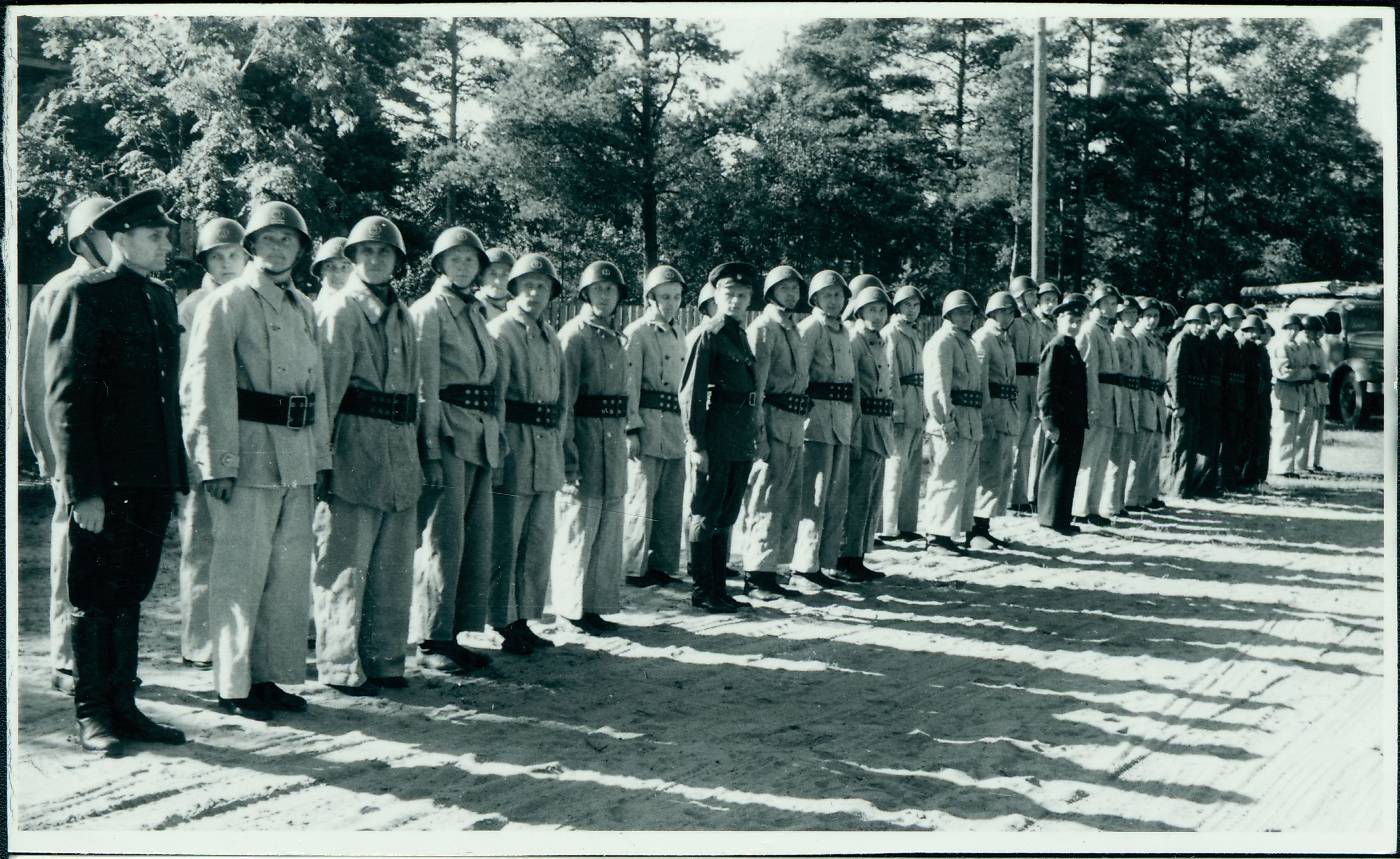 Tallinna, Tartu ja Pärnu kutseliste tuletõrjeüksuste tuletõrjespordivõistlustel: võistlusmeeskondade rivi, 1958.a.