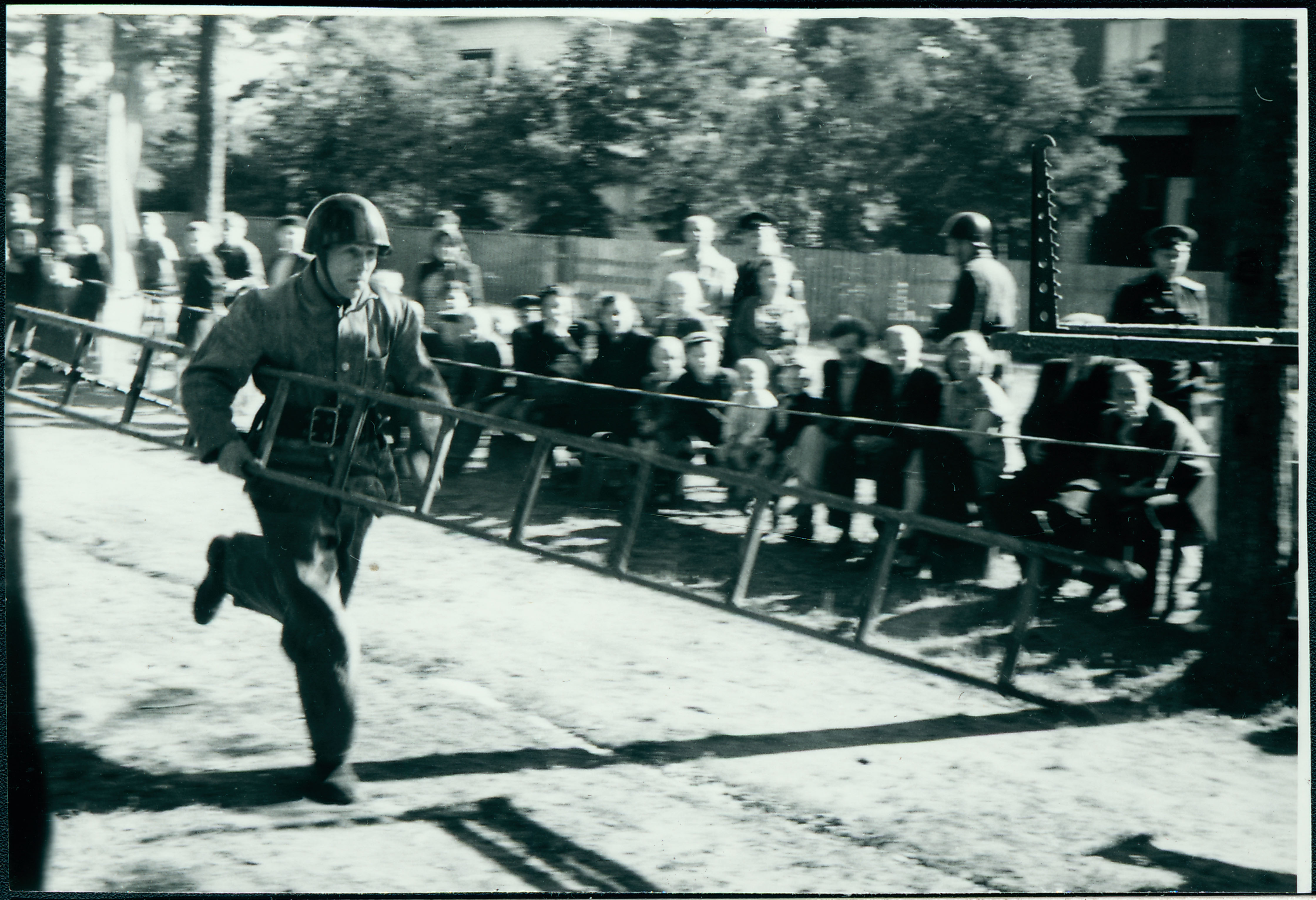 Tallinna, Tartu ja Pärnu kutseliste tuletõrjeüksuste tuletõrjespordivõistlustel: konksredeliga võistlusrajal, 1958.a.