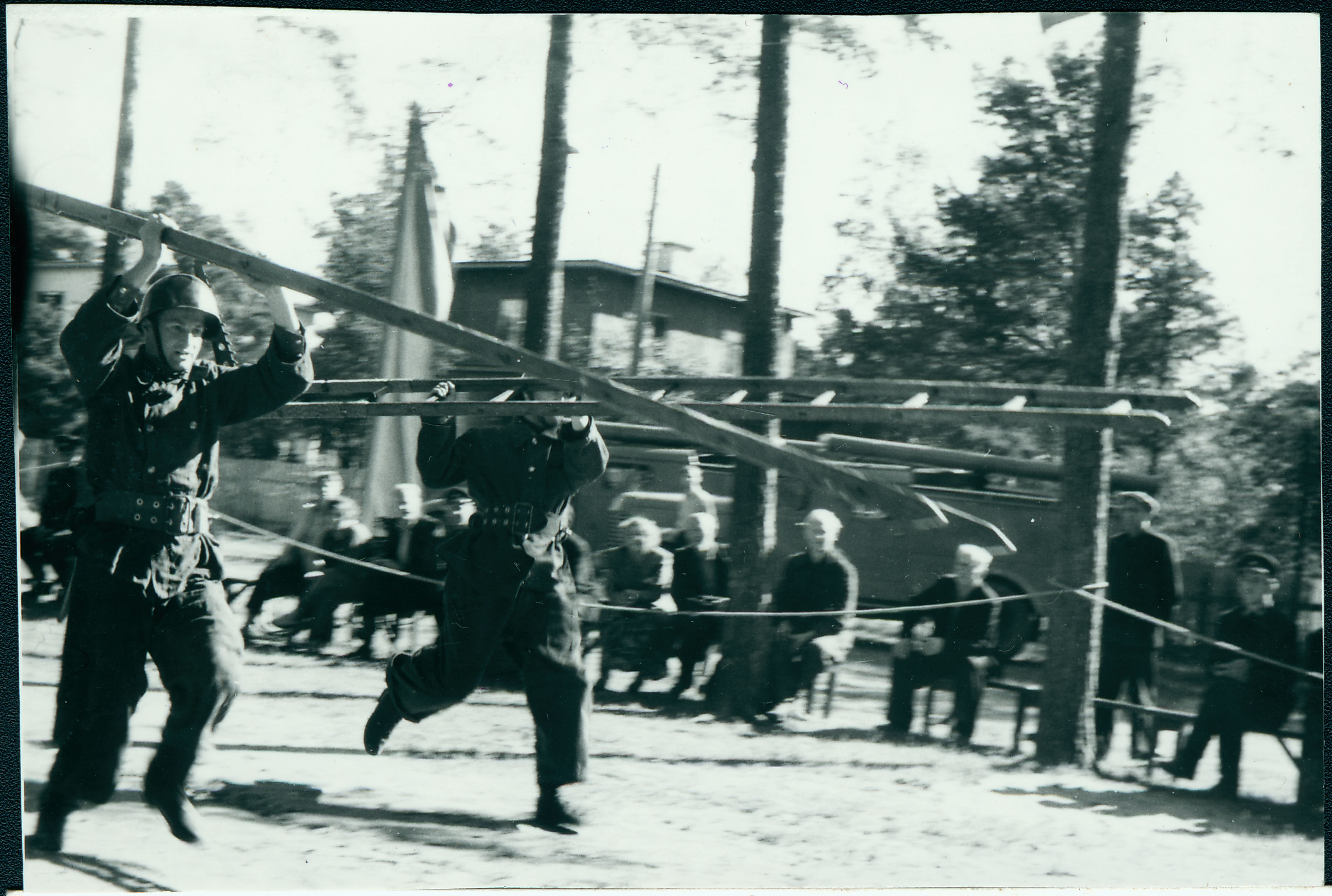 Tallinna, Tartu ja Pärnu kutseliste tuletõrjeüksuste tuletõrjespordivõistlustel: konksredeliga võistlusrajal, 1958.a.