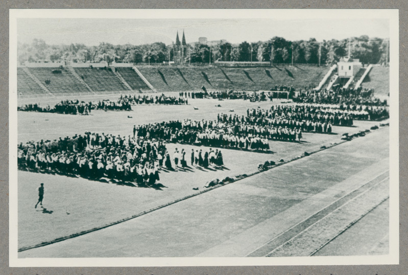 Rahvatantsurühmad esinemas rahvakunsti õhtu proovil