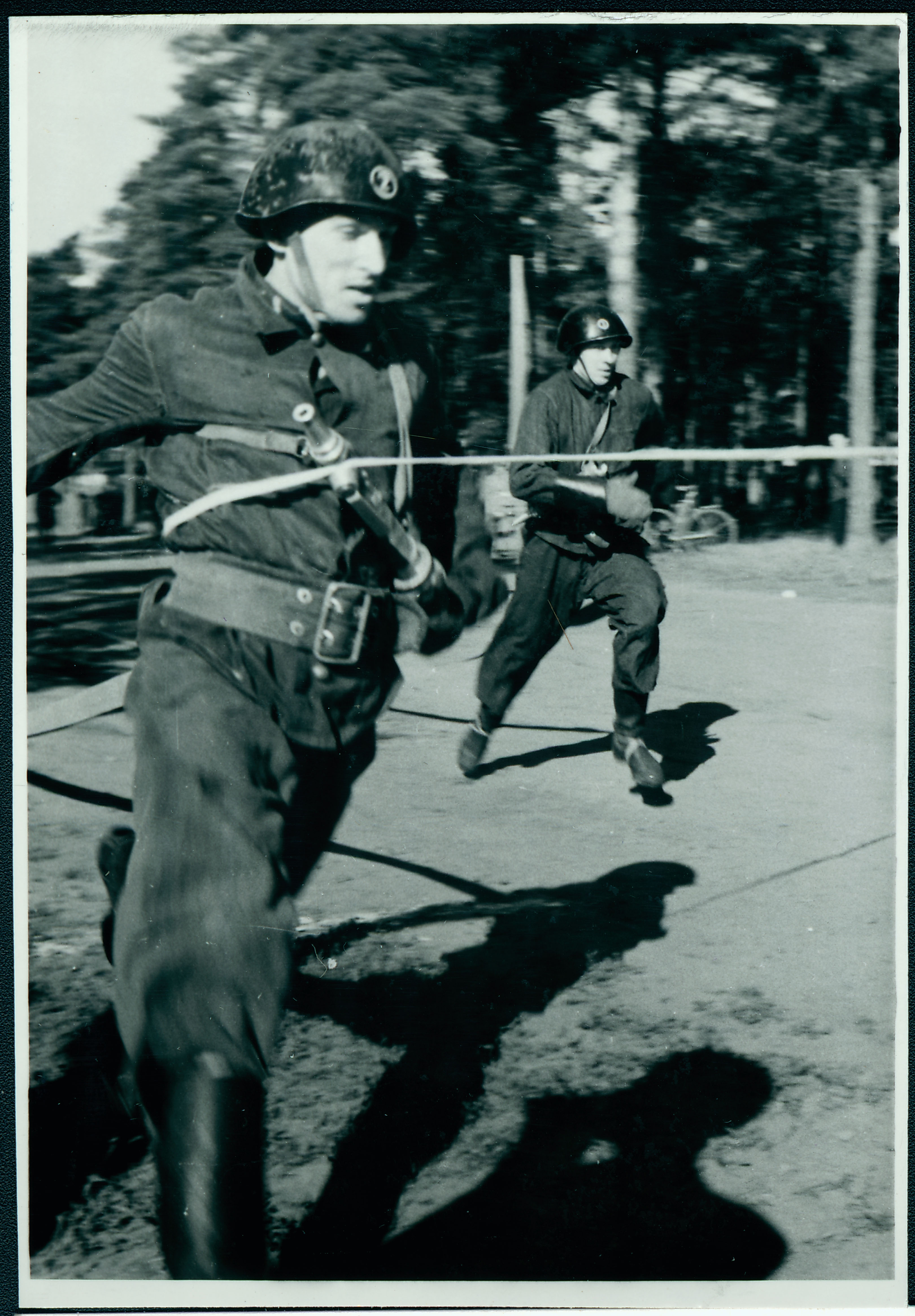 Tallinna, Tartu ja Pärnu kutseliste tuletõrjeüksuste tuletõrjespordivõistlustel: takistusriba finiš, 1958.a.