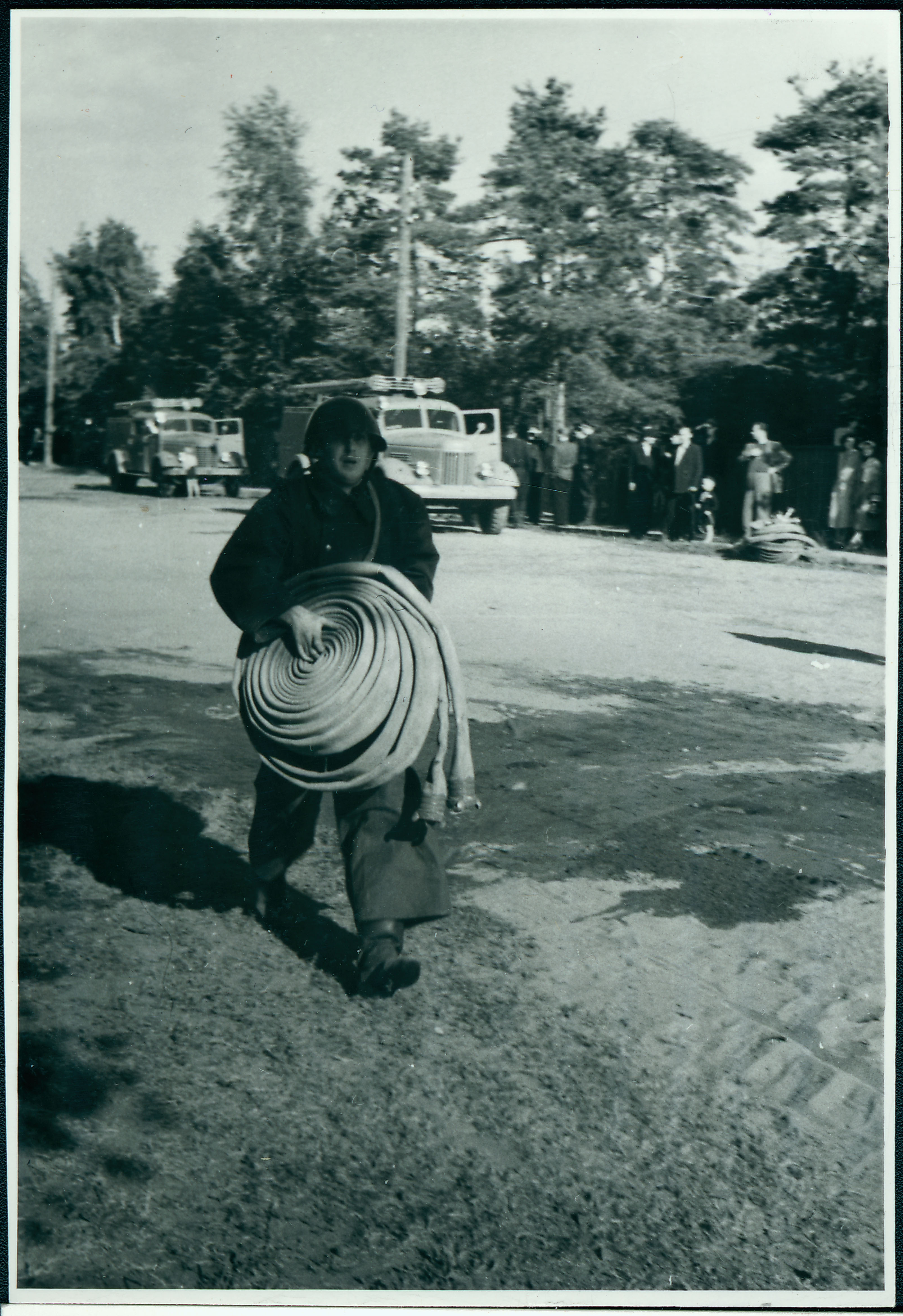 Tallinna, Tartu ja Pärnu kutseliste tuletõrjeüksuste tuletõrjespordivõistlustel: lahinghargnemine, voolikute kohaletoimetamine, 1958.a.