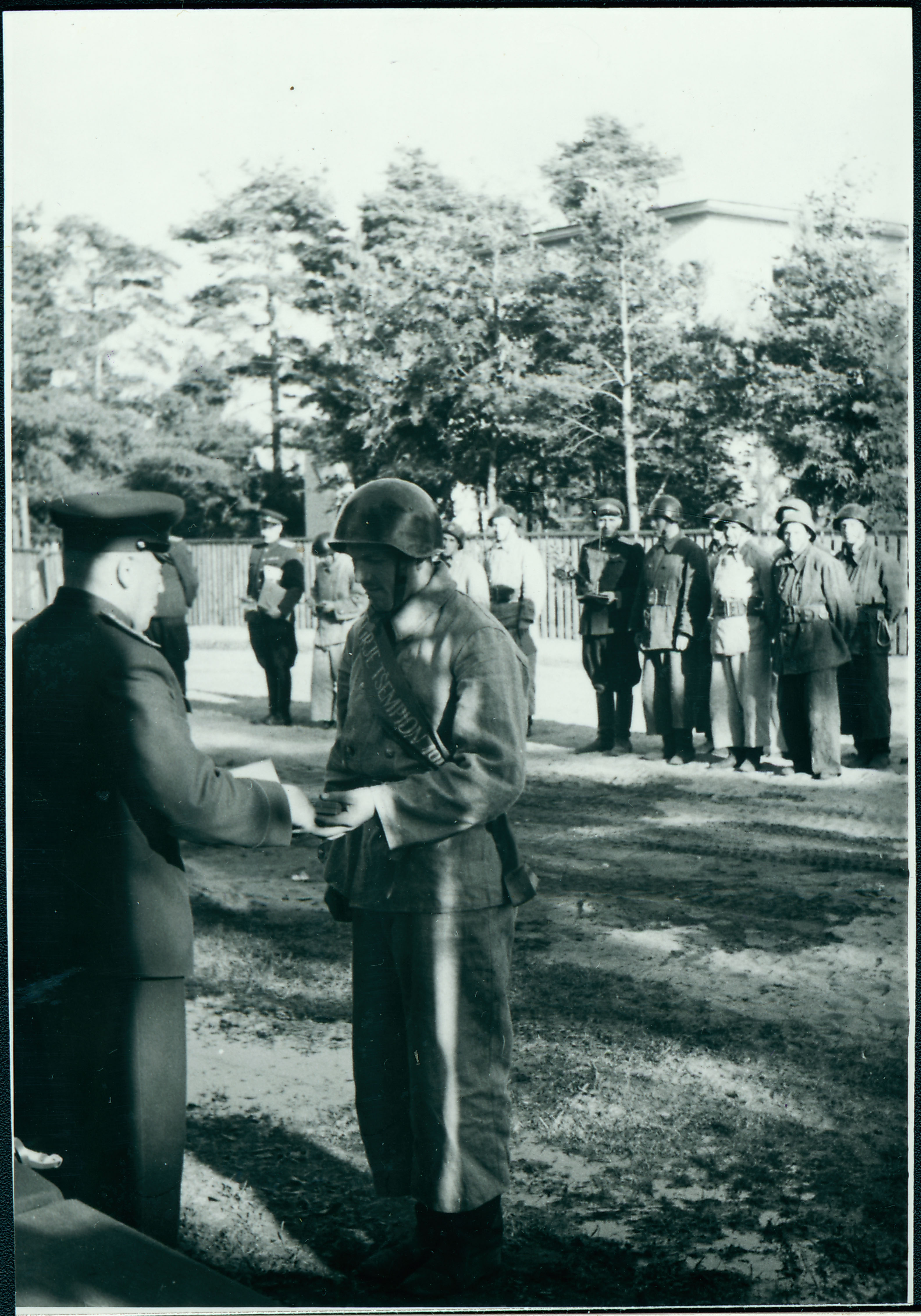 Tallinna, Tartu ja Pärnu kutseliste tuletõrjeksuste tuletõrjespordivõistlustel: tšempioni autasustamine, 1958.a.