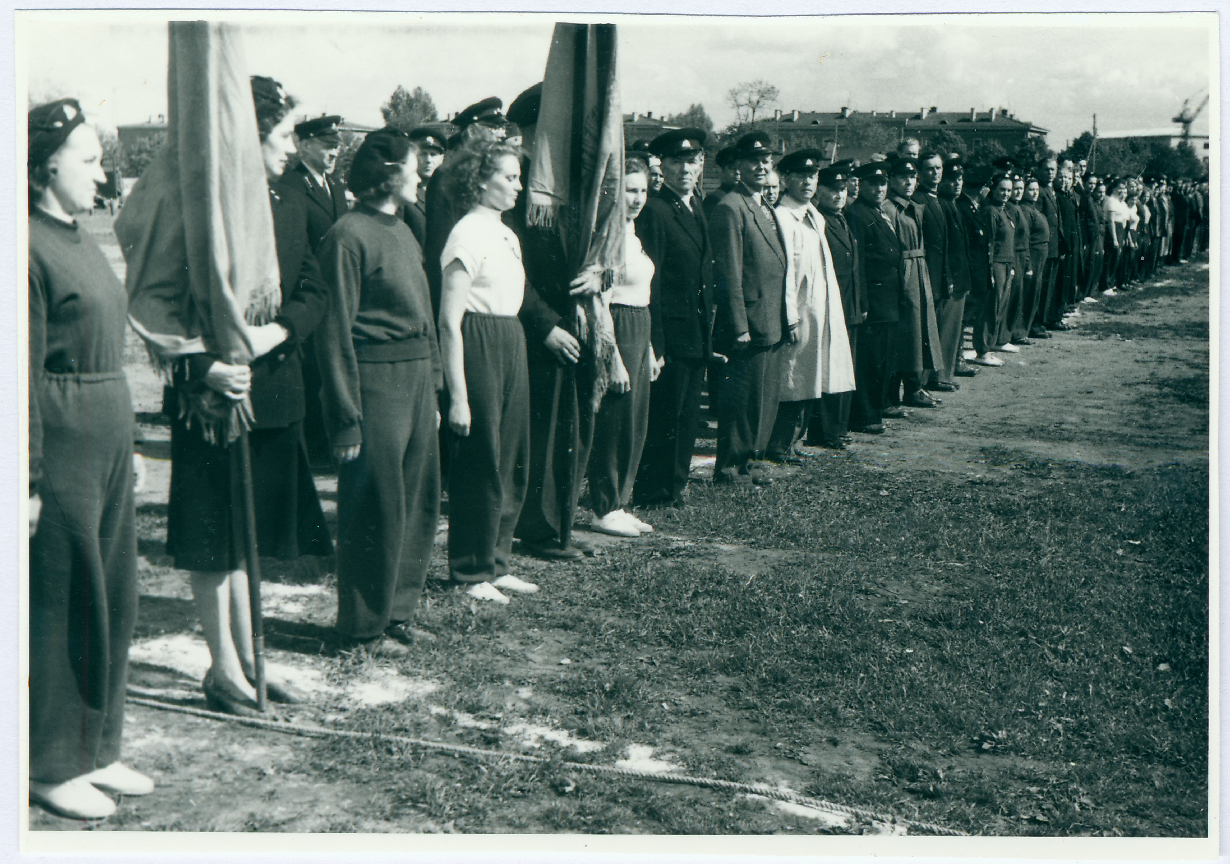 Tallinna VTÜ tuletõrjespordivõistlustel hipodroomil: võistkondade rivi, 1958.a.