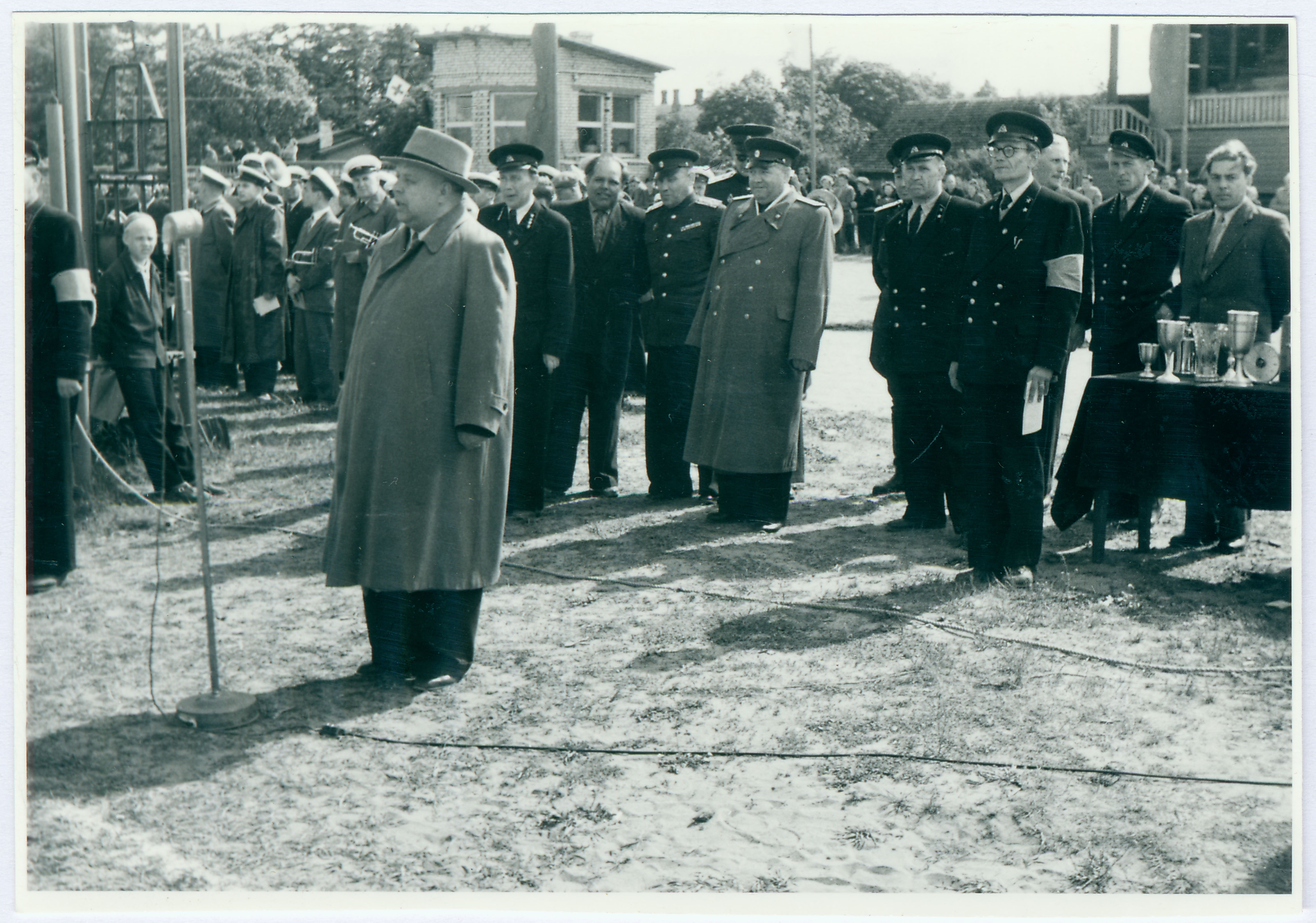 Tallinna VTÜ tuletõrjespordivõistlustel hipodroomil: A. Hendrikson kõnelemas, 1958.a.