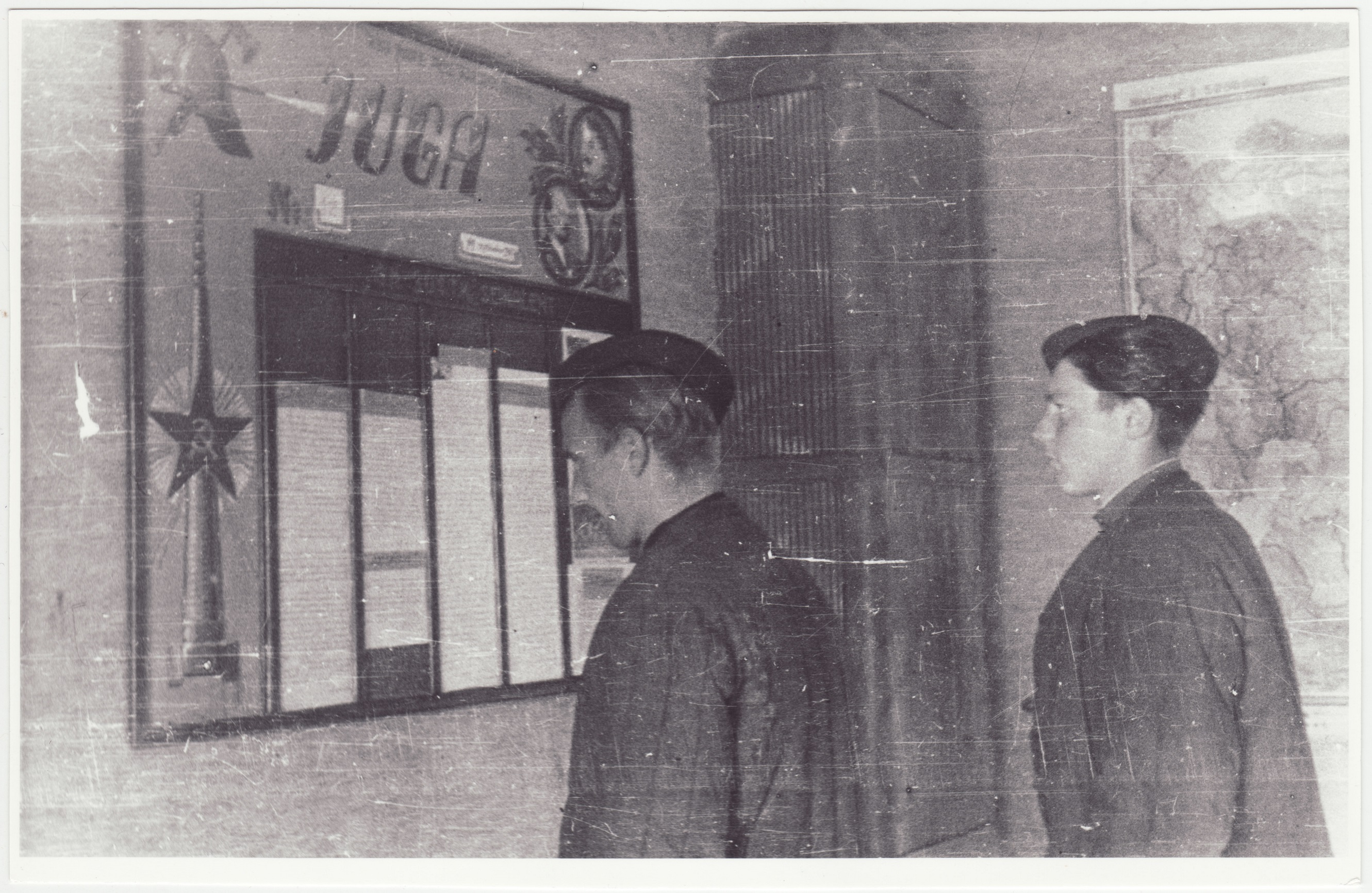 III tuletõrjekomando tõrjujad punanurgas seinalehte lugemas