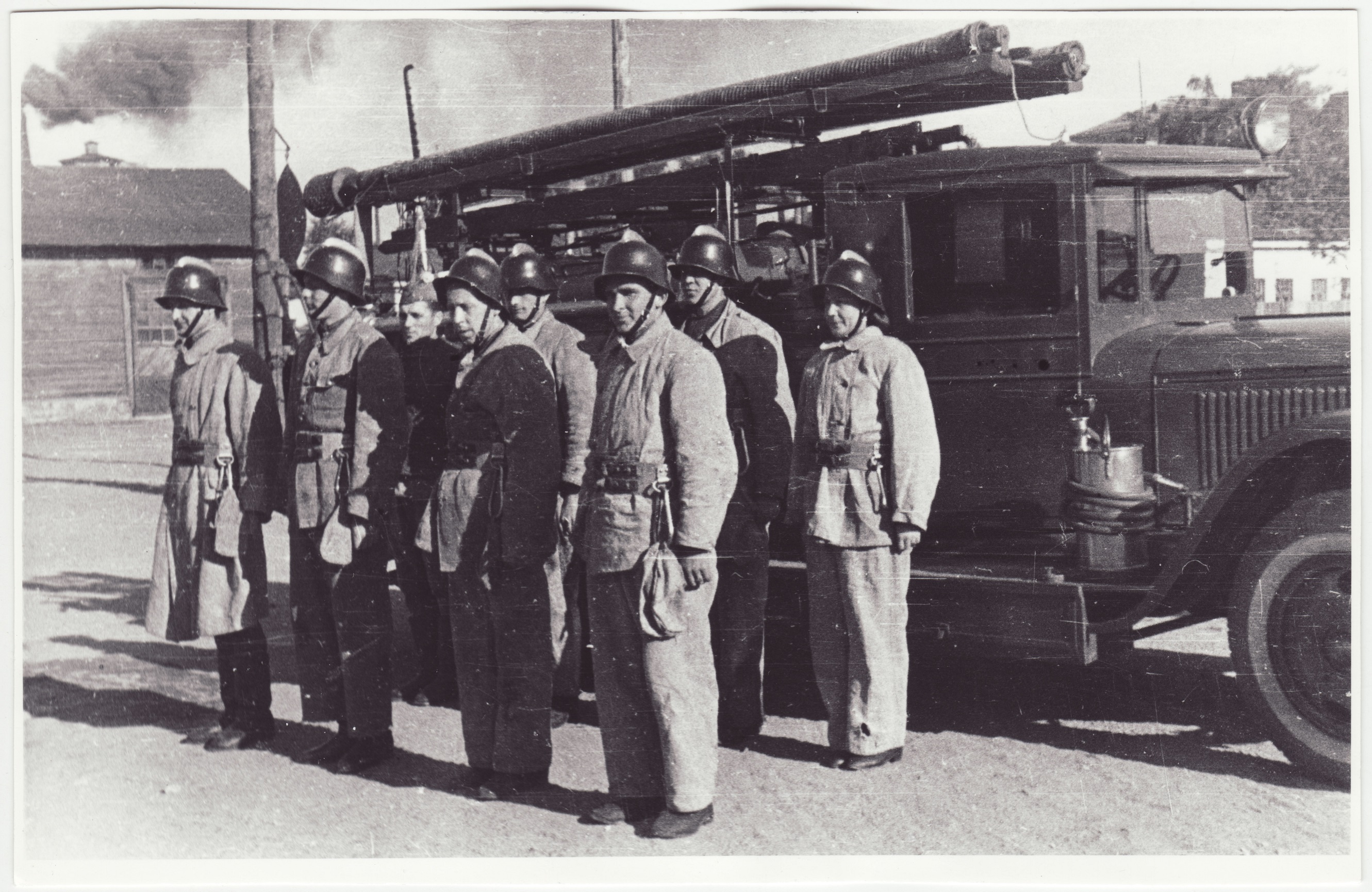 III tuletõrjekomando vahtkonna rivi auto juures