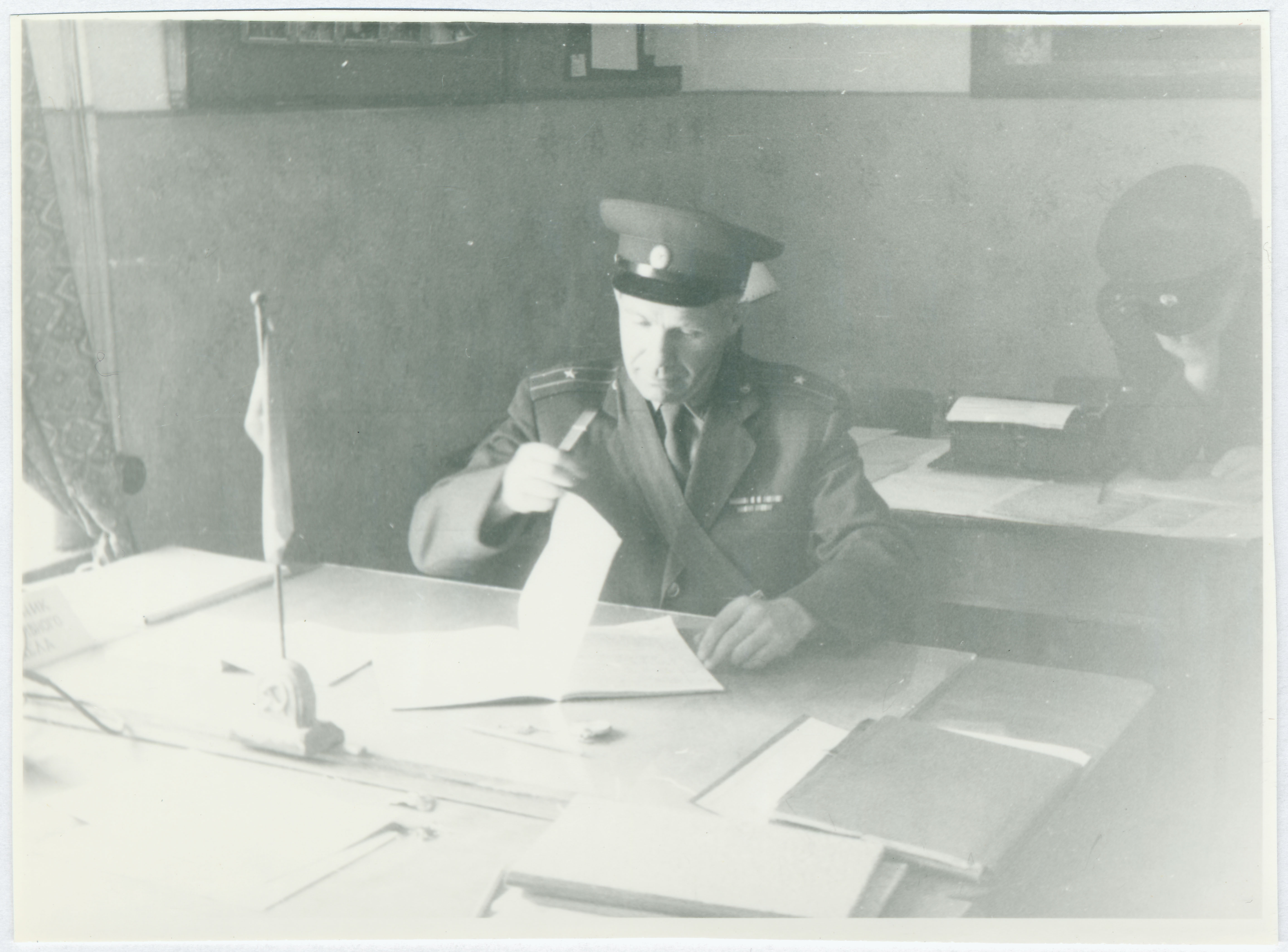 Tsiviilkaitse Tuletõrjeteenistus õppustel: E.Gintervald õppuste päevikut pidamas, 1963.a.