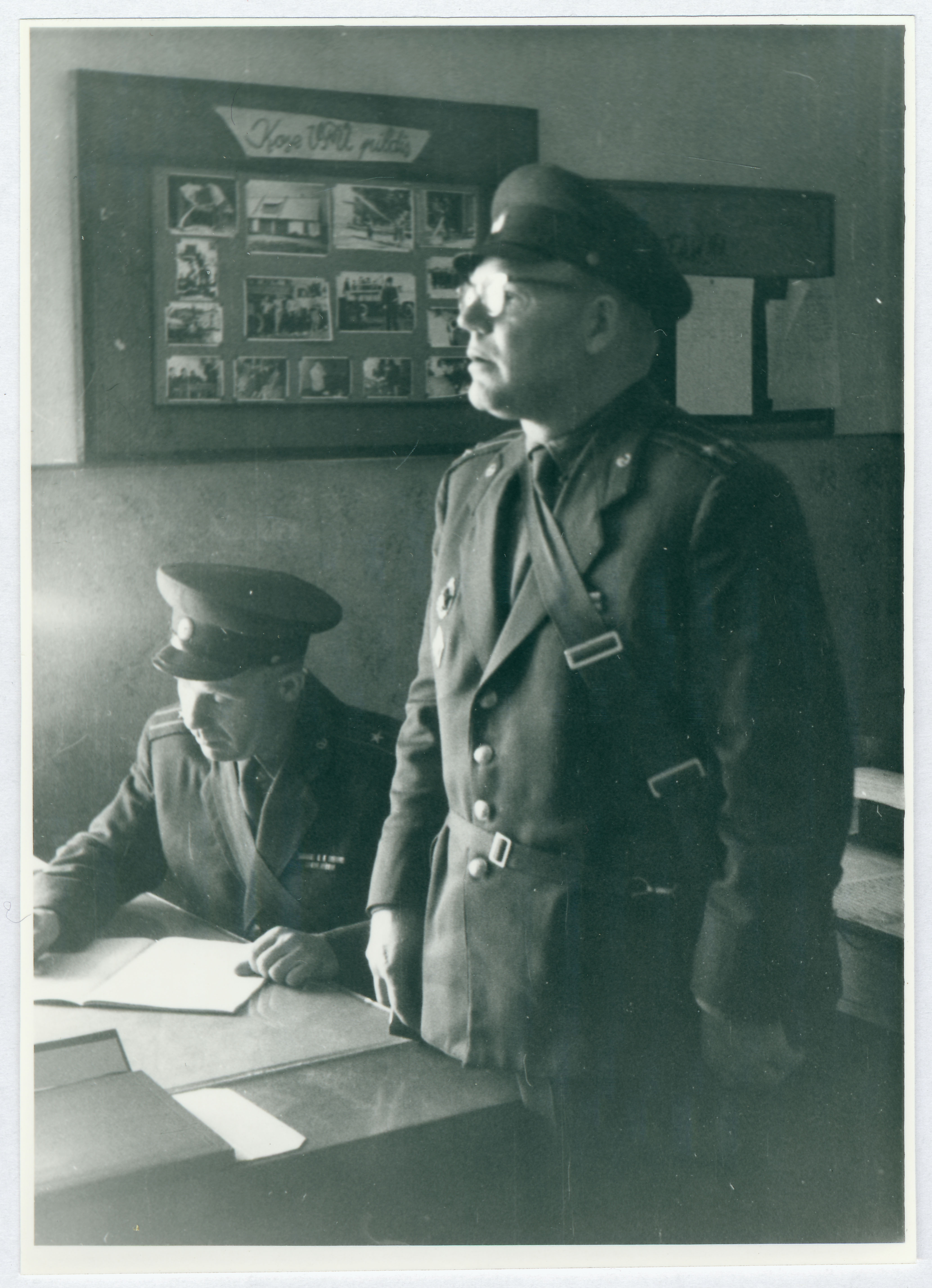 Tsiviilkaitse Tuletõrjeteenistus õppustel: J.Vaarmann korraldusi jagamas, 1963.a.