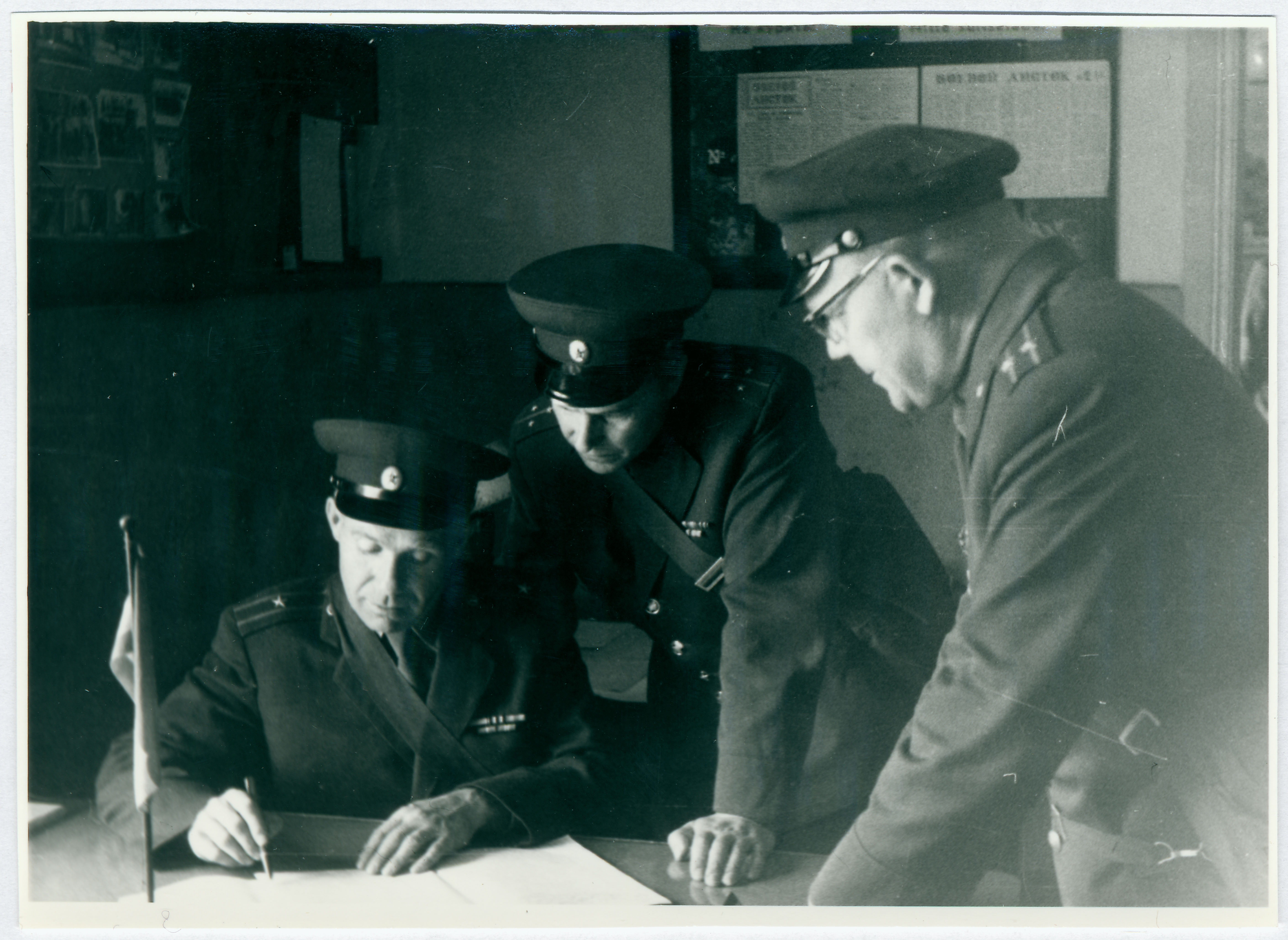 Tsiviilkaitse Tuletõrjeteenistuse õppustel: Arutlus jõudude paigutamisest, 1963.a.