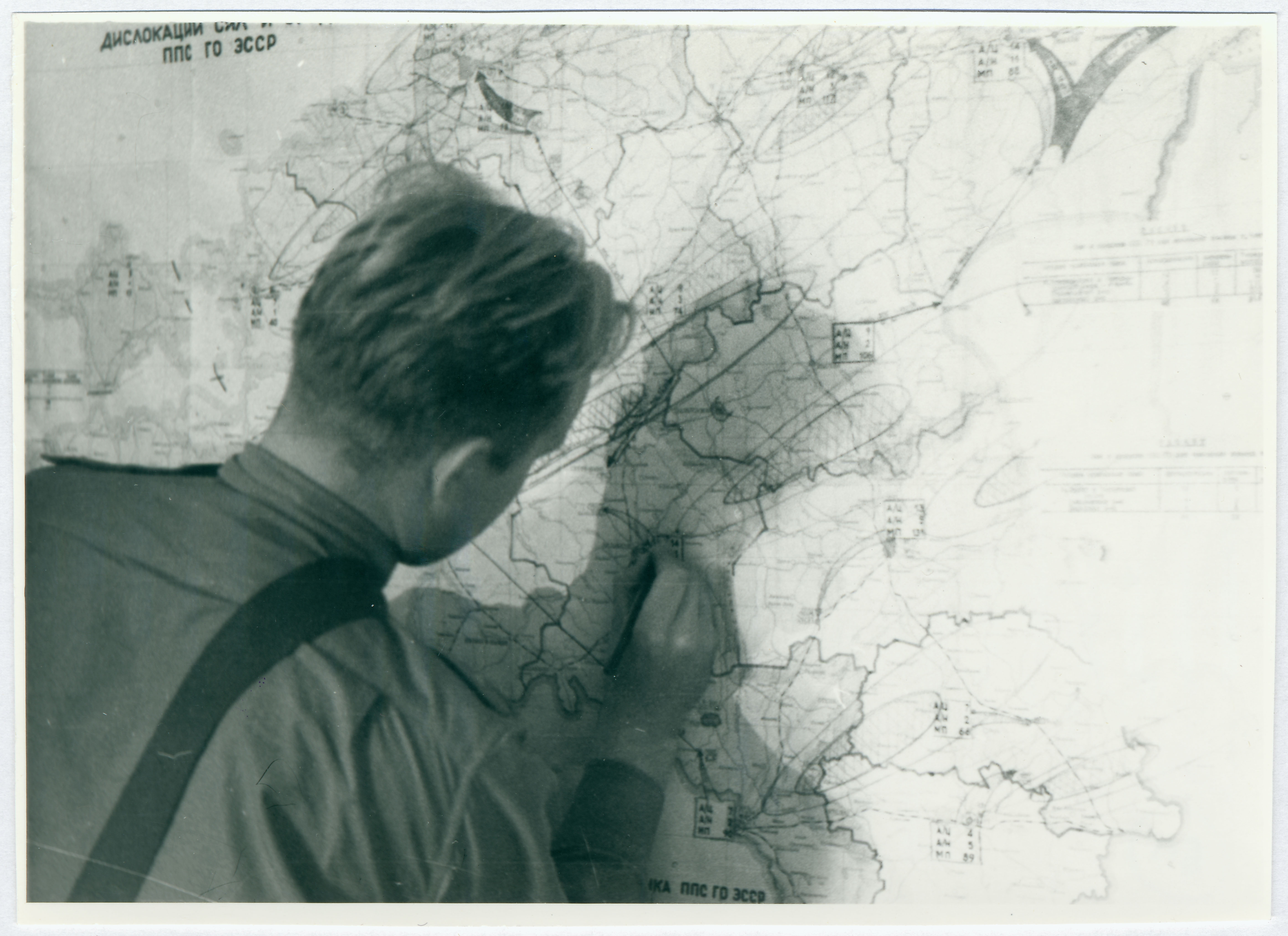 Tsiviilkaitse Tuletõrjeteenistuse õppustel: K.Tiiksaar lahingutegevust kaardile kandmas, 1963.a.