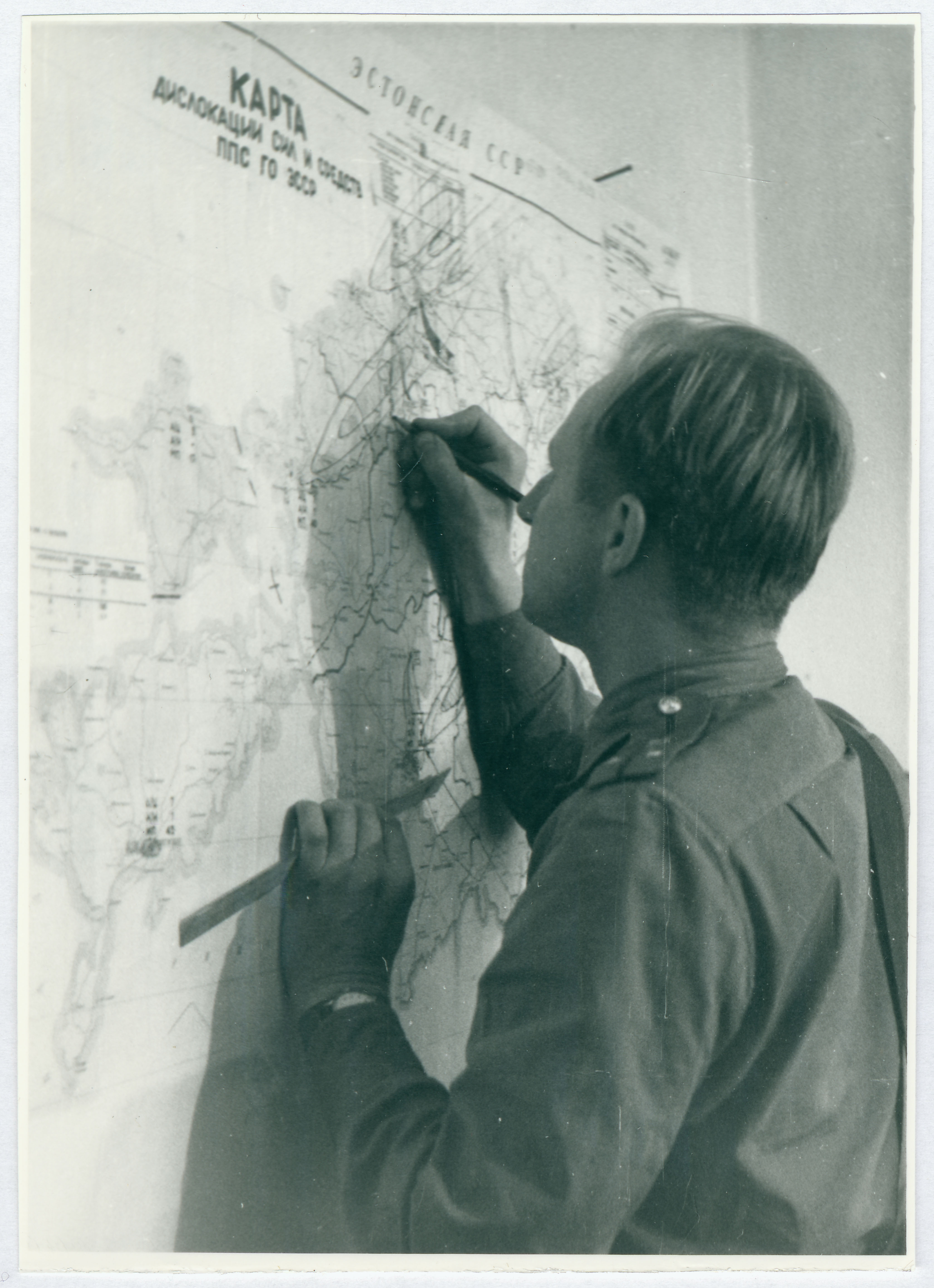 Tsiviilkaitse Tuletõrjeteenistuse õppustel: K.Tiiksaar lahingutegevust kaardile kandmas, 1963.a.