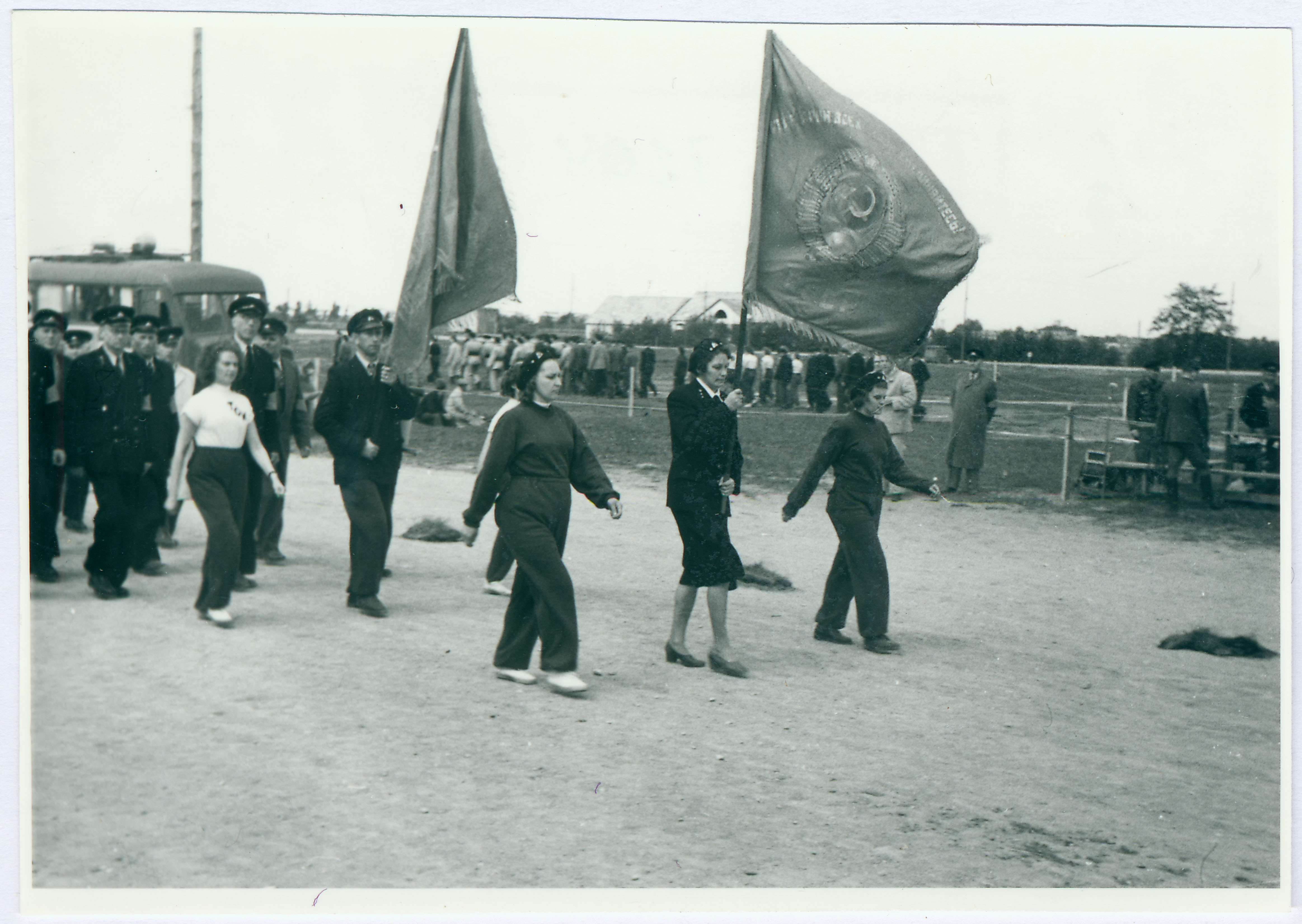 Tallinna VTÜ tuletõrjespordivõistlustel hipodroomil: võistlejate kolonn marssimas, 1958.a.