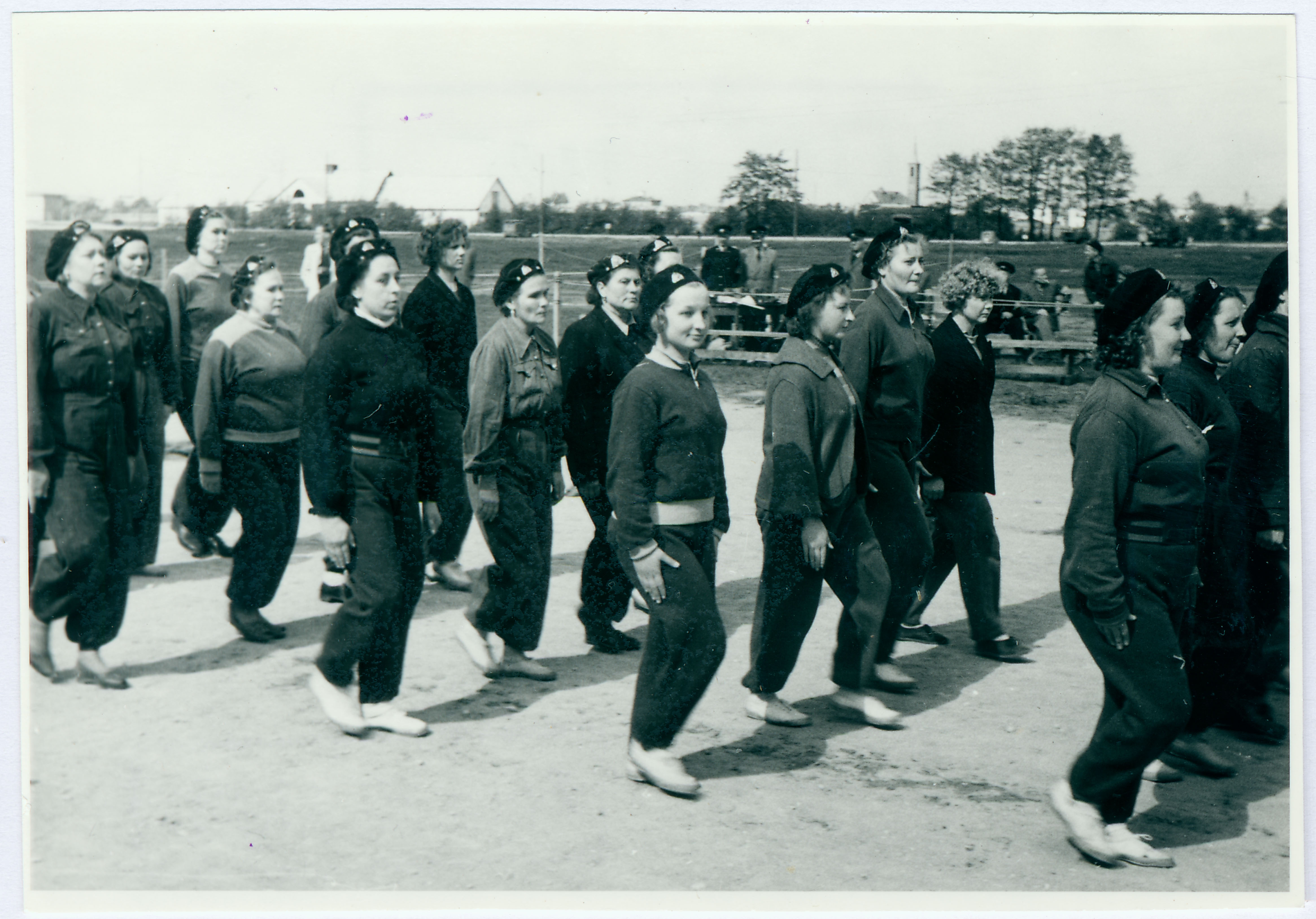 Tallinna VTÜ tuletõrjespordivõistlustel hipodroomil: võistlejad marssimas, 1958.a.