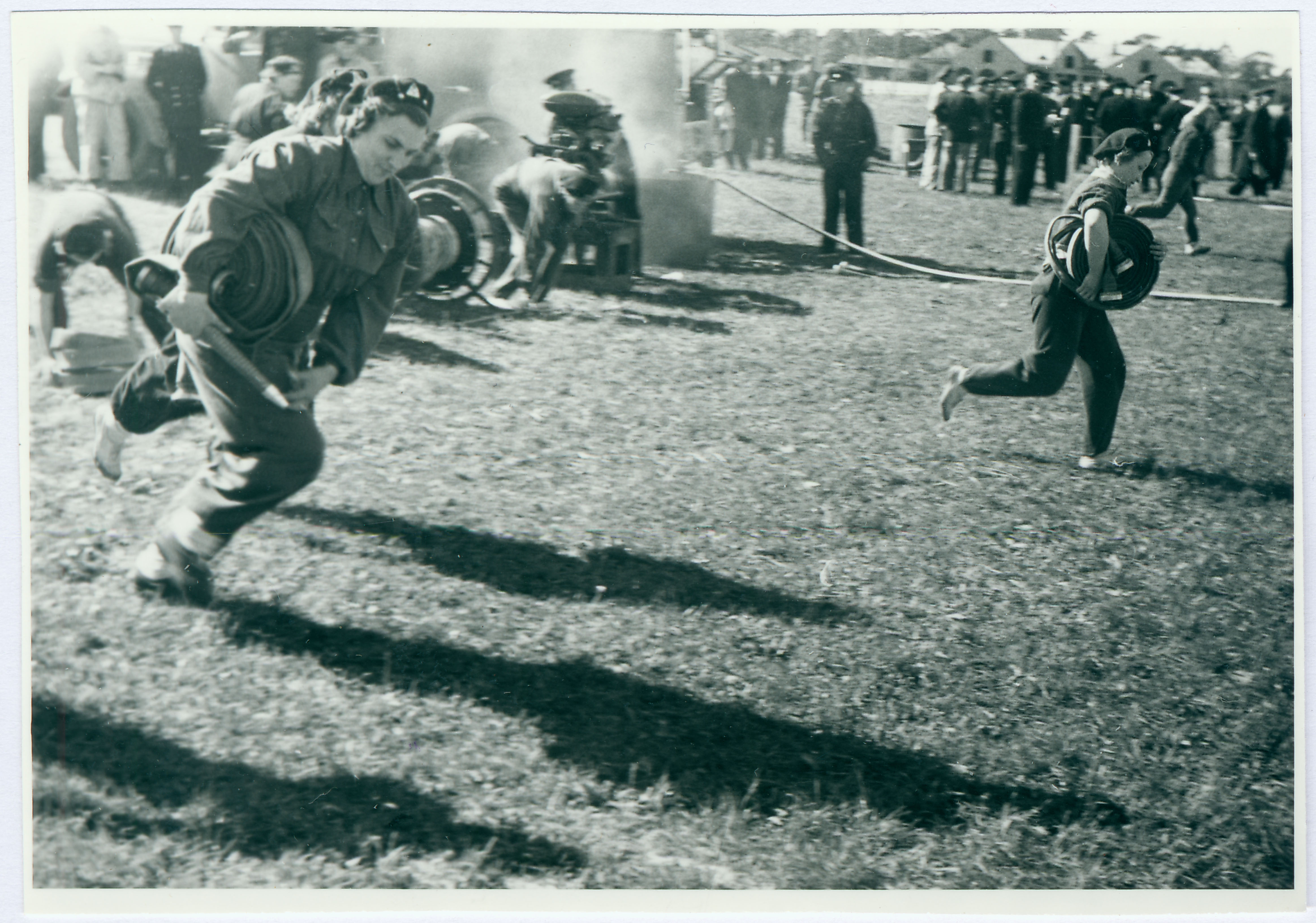 Tallinna VTÜ tuletõrjespordivõistlustel hipodroomil: naiskond mootorpritsi võistlushargnemisel, 1958.a.