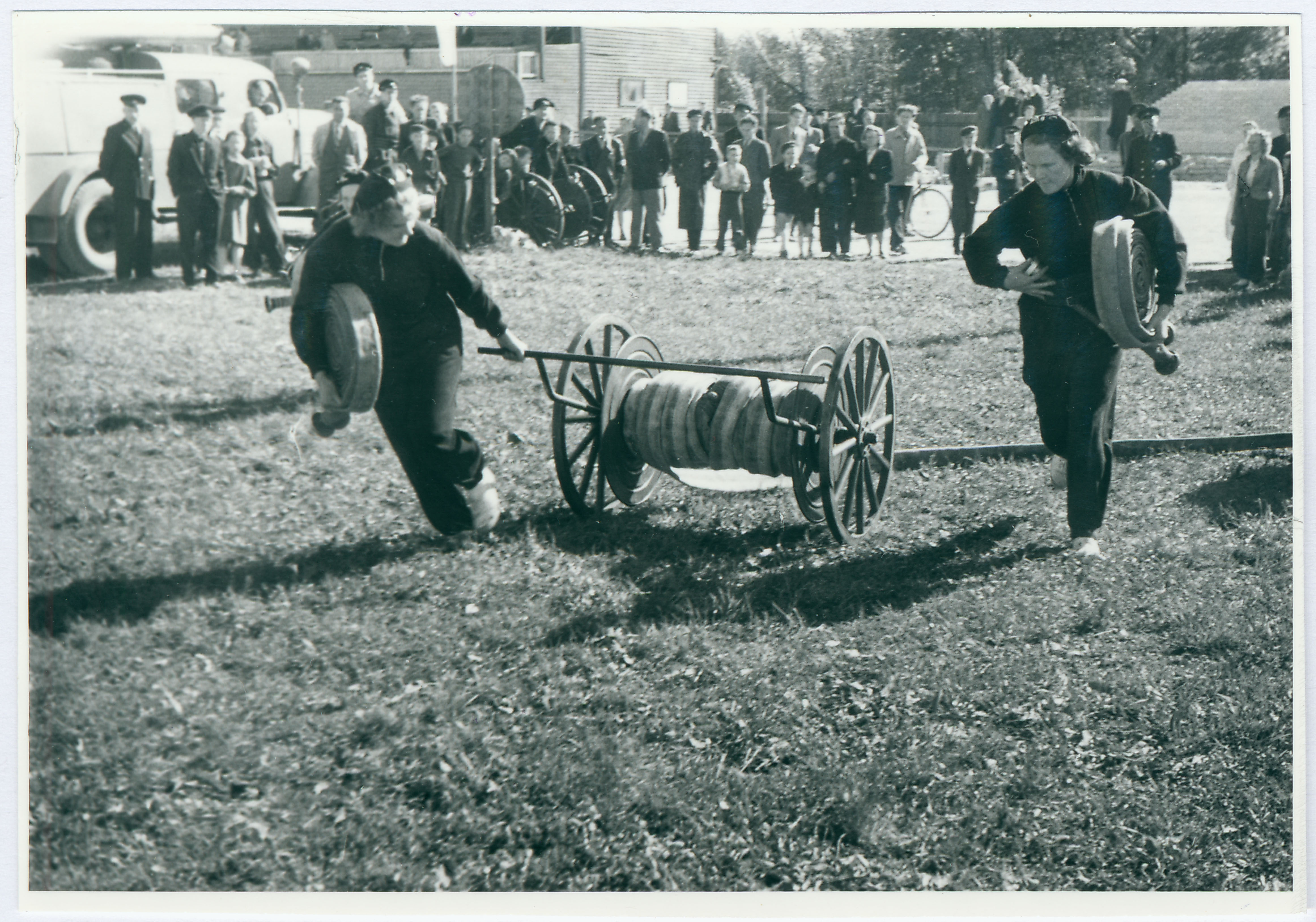 Tallinna VTÜ tuletõrjespordivõistlustel hipodroomil: voolikuliini loomine käruvärtnalt, 1958.a.