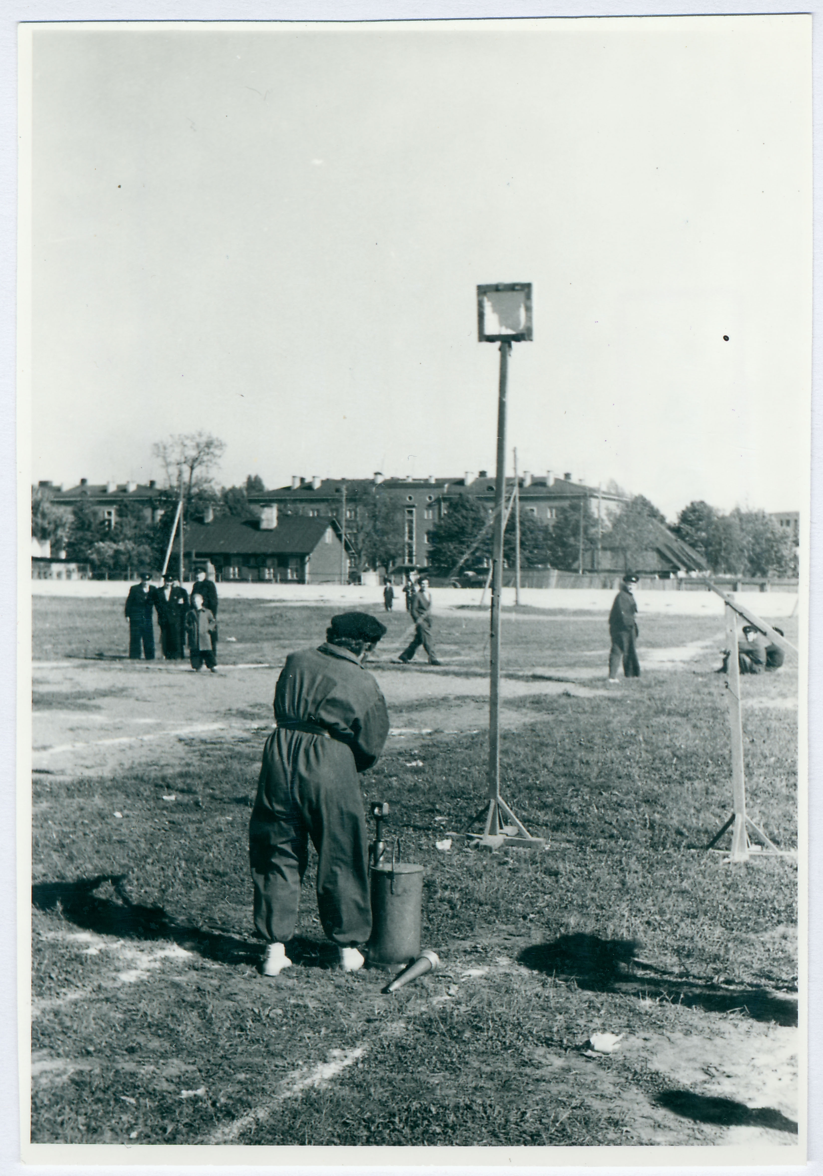 Tallinna VTÜ tuletõrjespordivõistlustel hipodroomil: hüdropuldi joaga märki tabamas, 1958.a.
