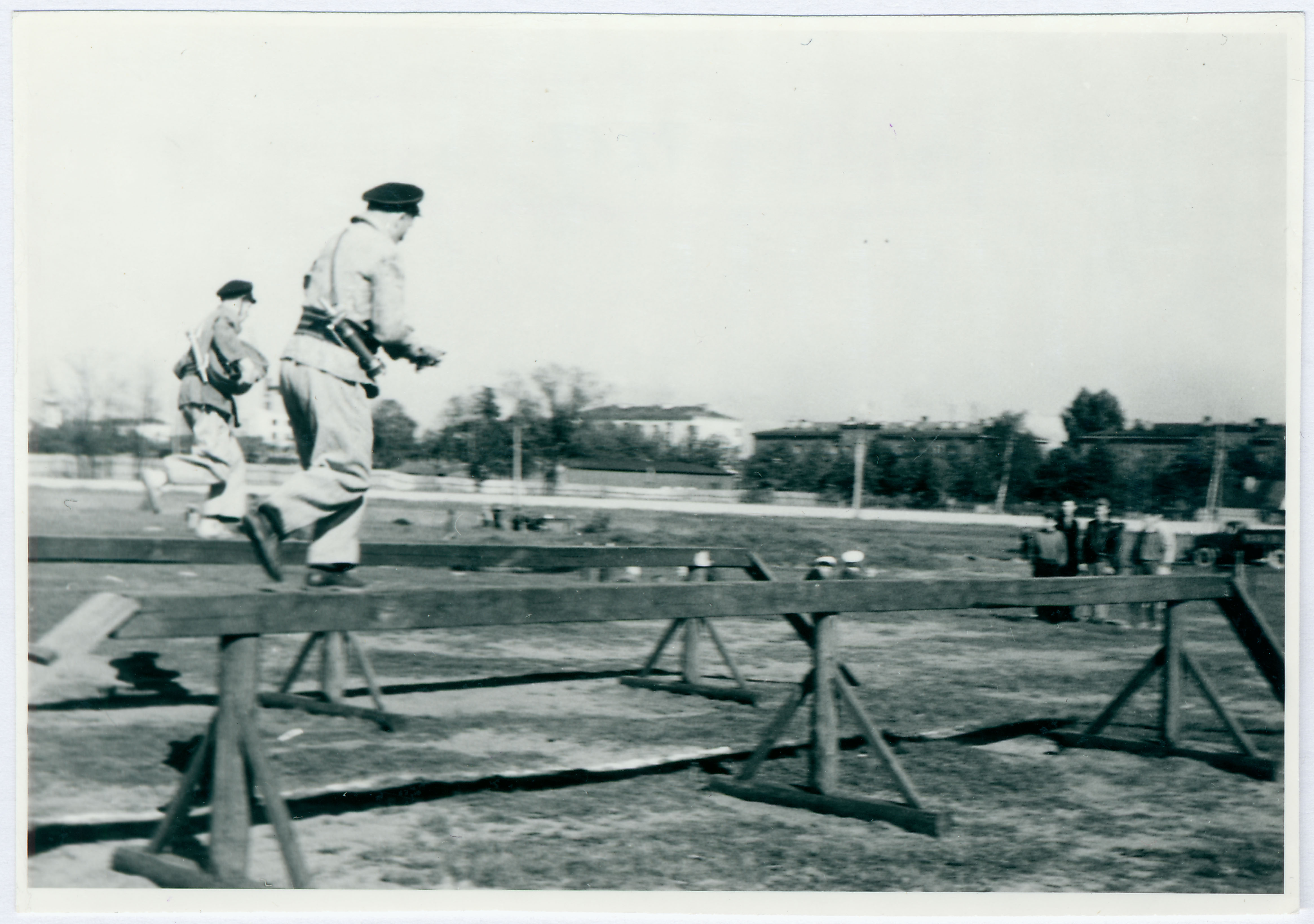 Tallinna VTÜ tuletõrjespordivõistlustel hipodroomil: takistusribal poomi ületamas, 1958.a.