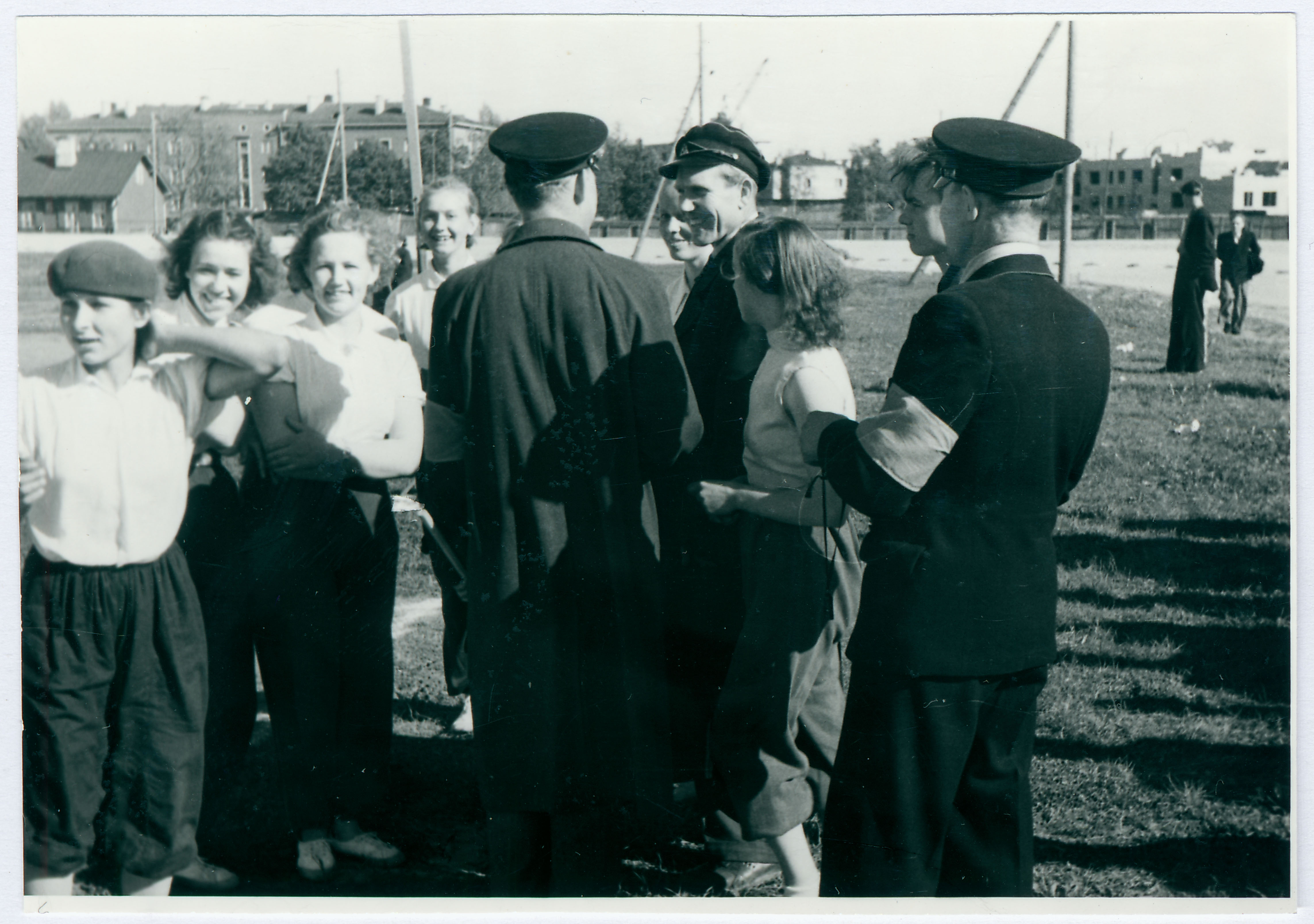 Tallinna VTÜ tuletõrjespordivõistlustel hipodroomil: vestlemas, 1958.a.