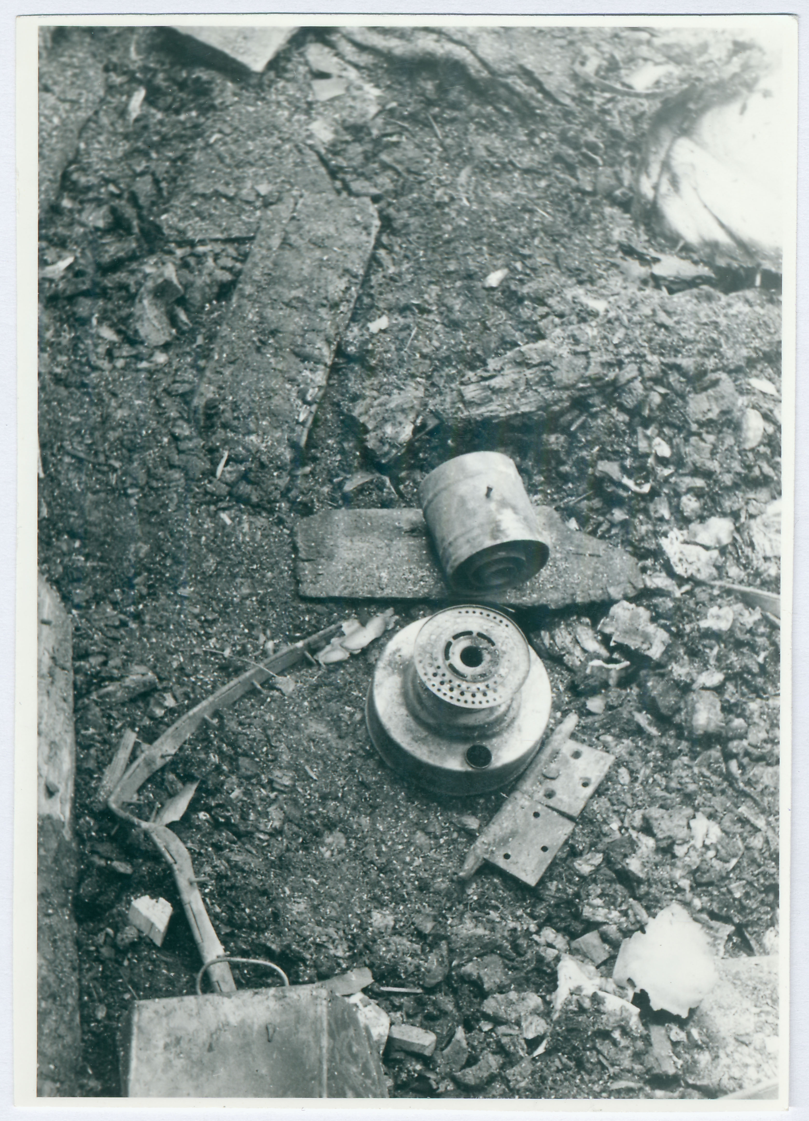 Põltsamaa raj. Päinurme jaoskonnahaigla pärast tulekahju: petrooleumkeetja jäänused, 1958.a.